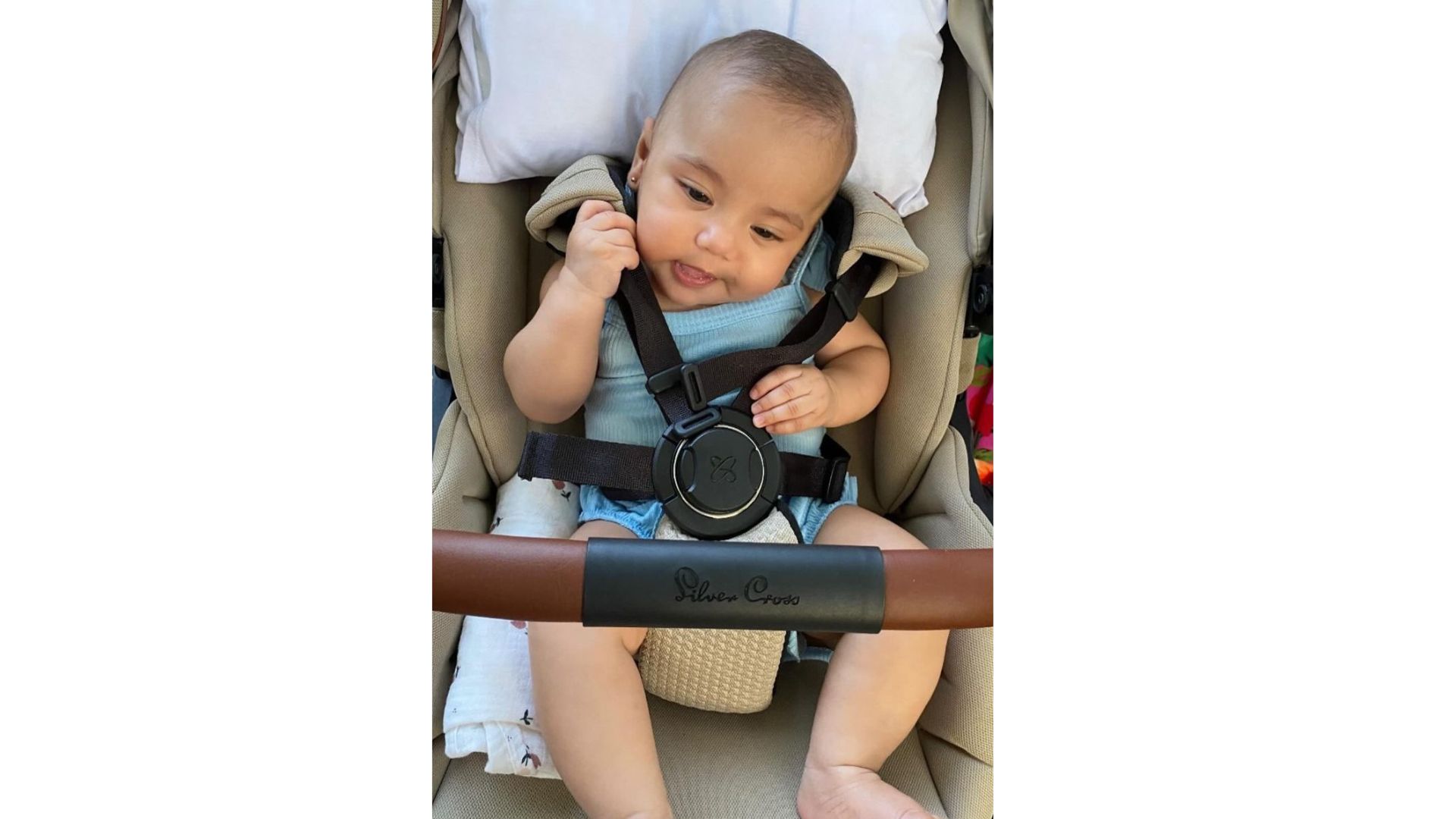 Mavie em carrinho de beb&ecirc;