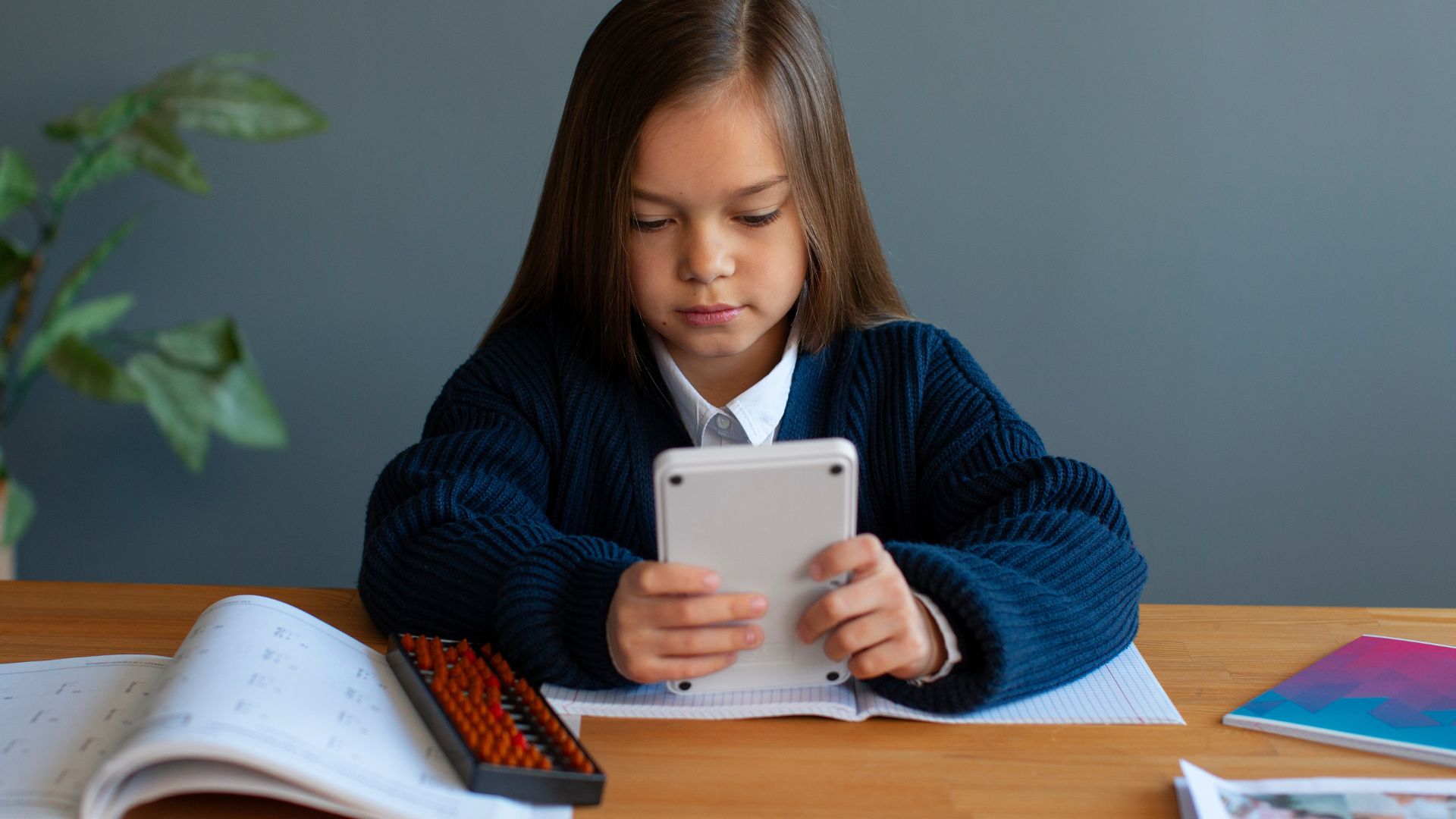 Crian&ccedil;a posando para foto 