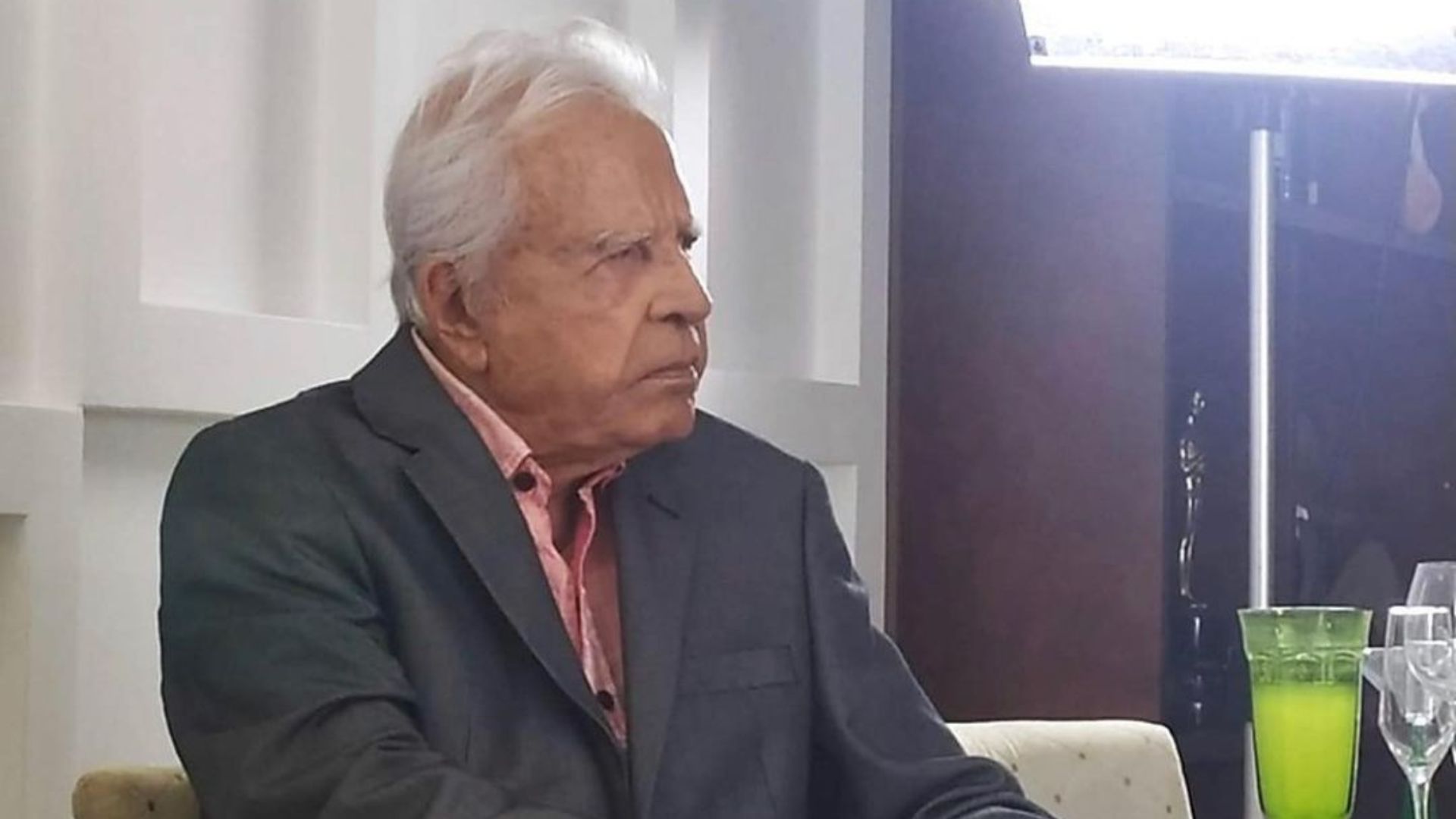 Homem posando para foto