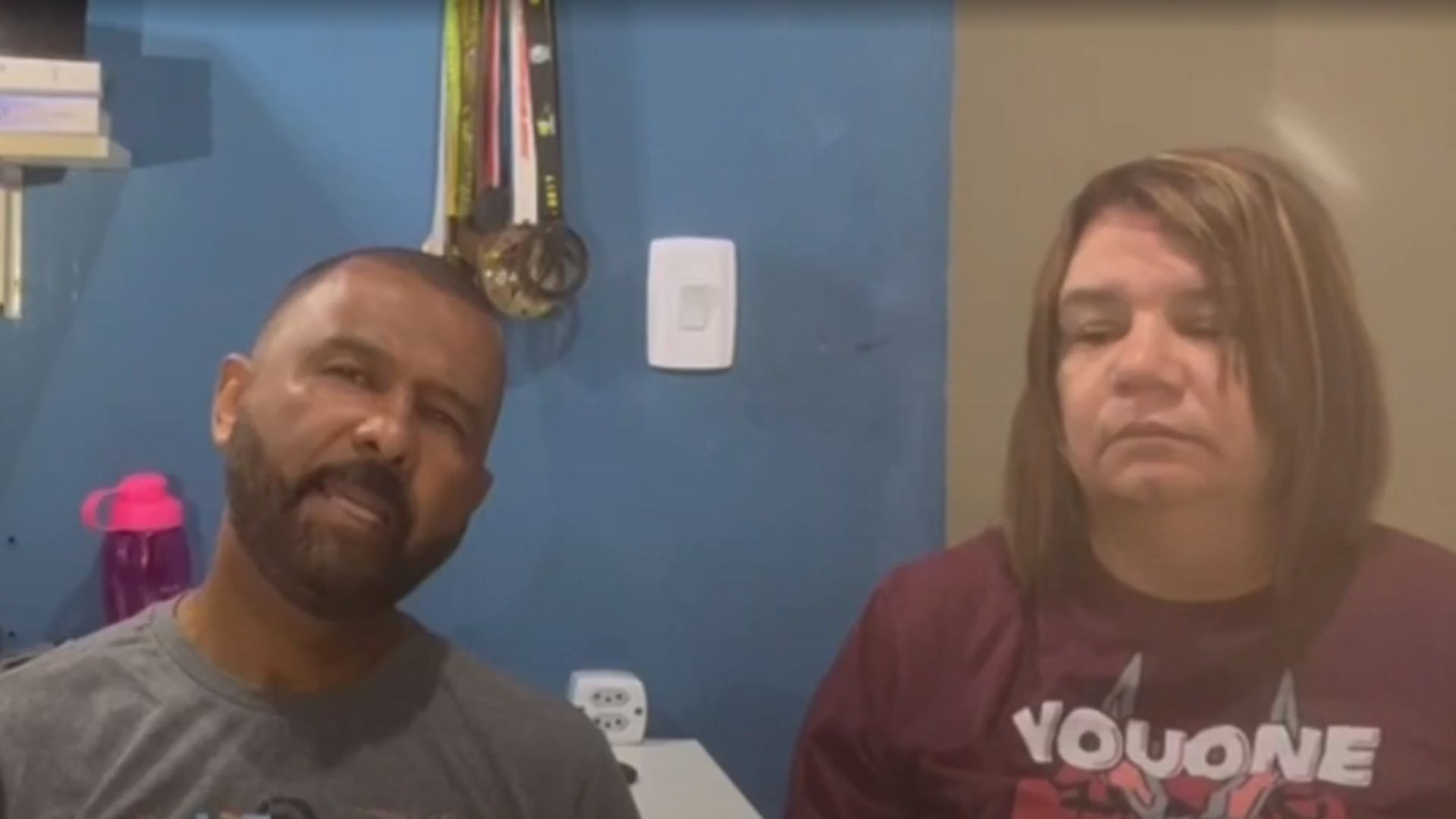 Pai e m&atilde;e dando entrevista