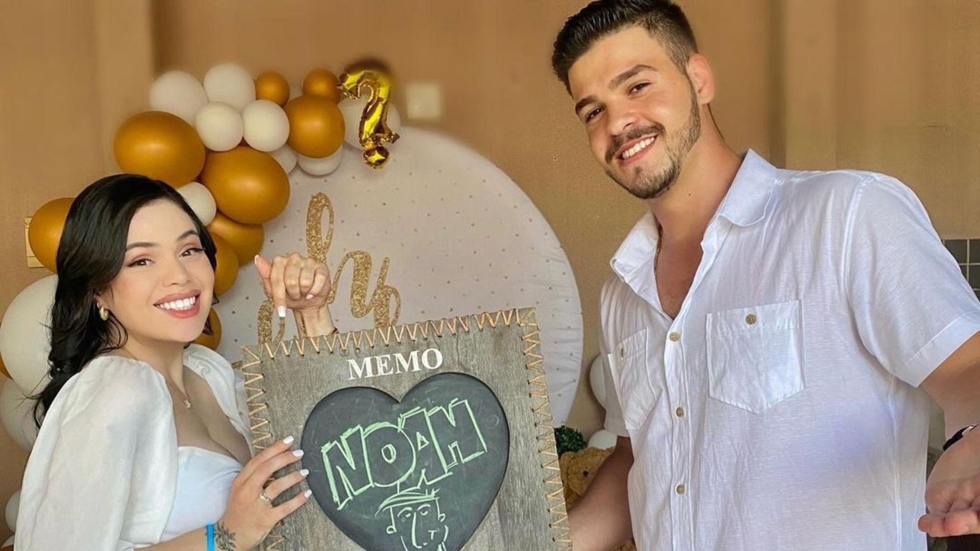 Casal dan&ccedil;ando no casamento