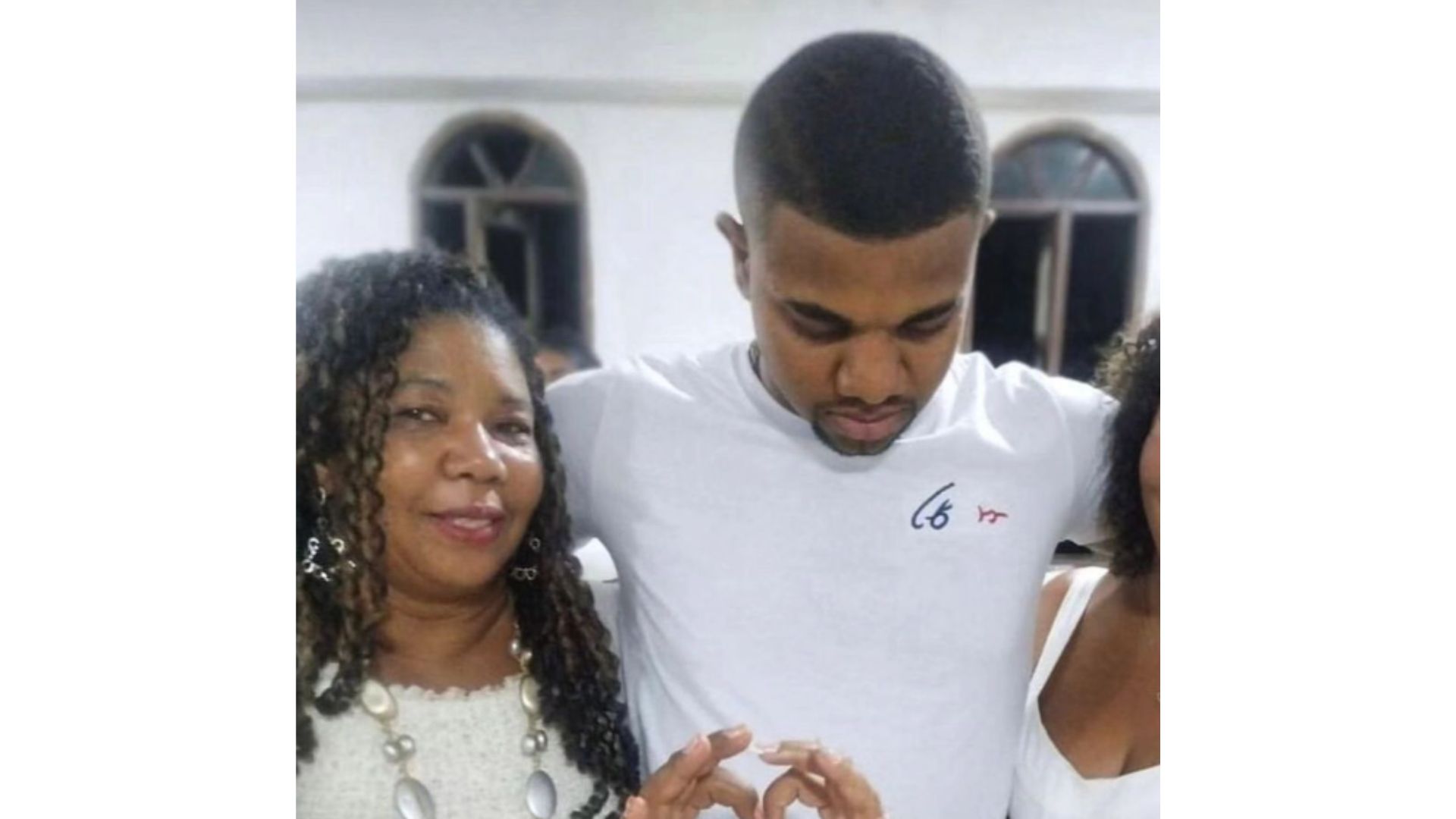 Davi ao lado da m&atilde;e, Elis&acirc;ngela