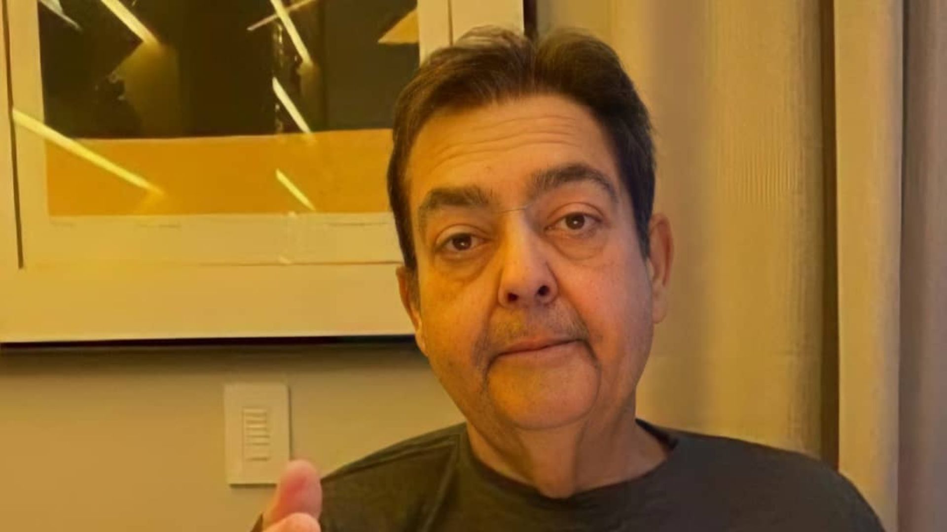 Homem posando para foto