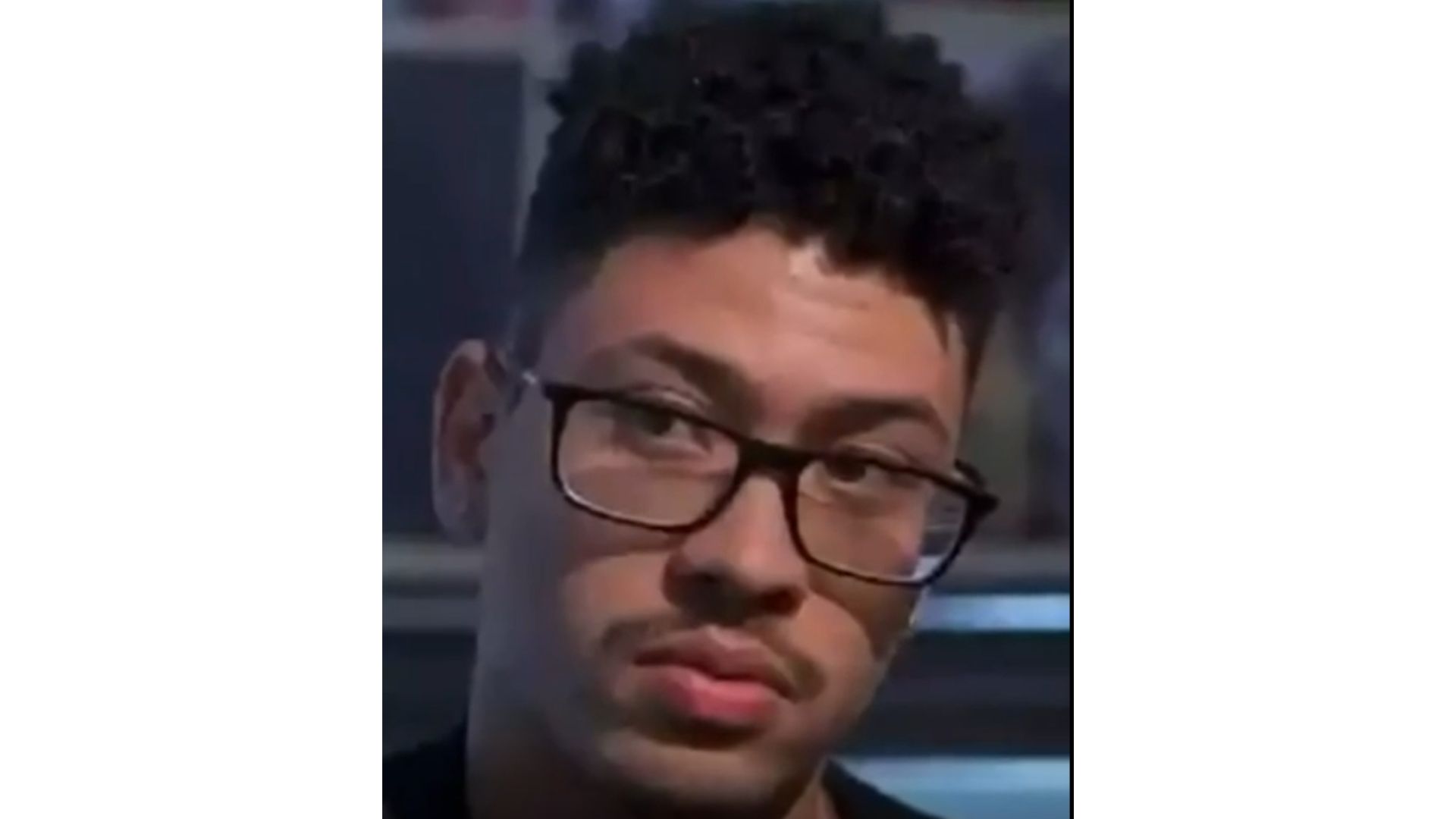 Homem posando para foto