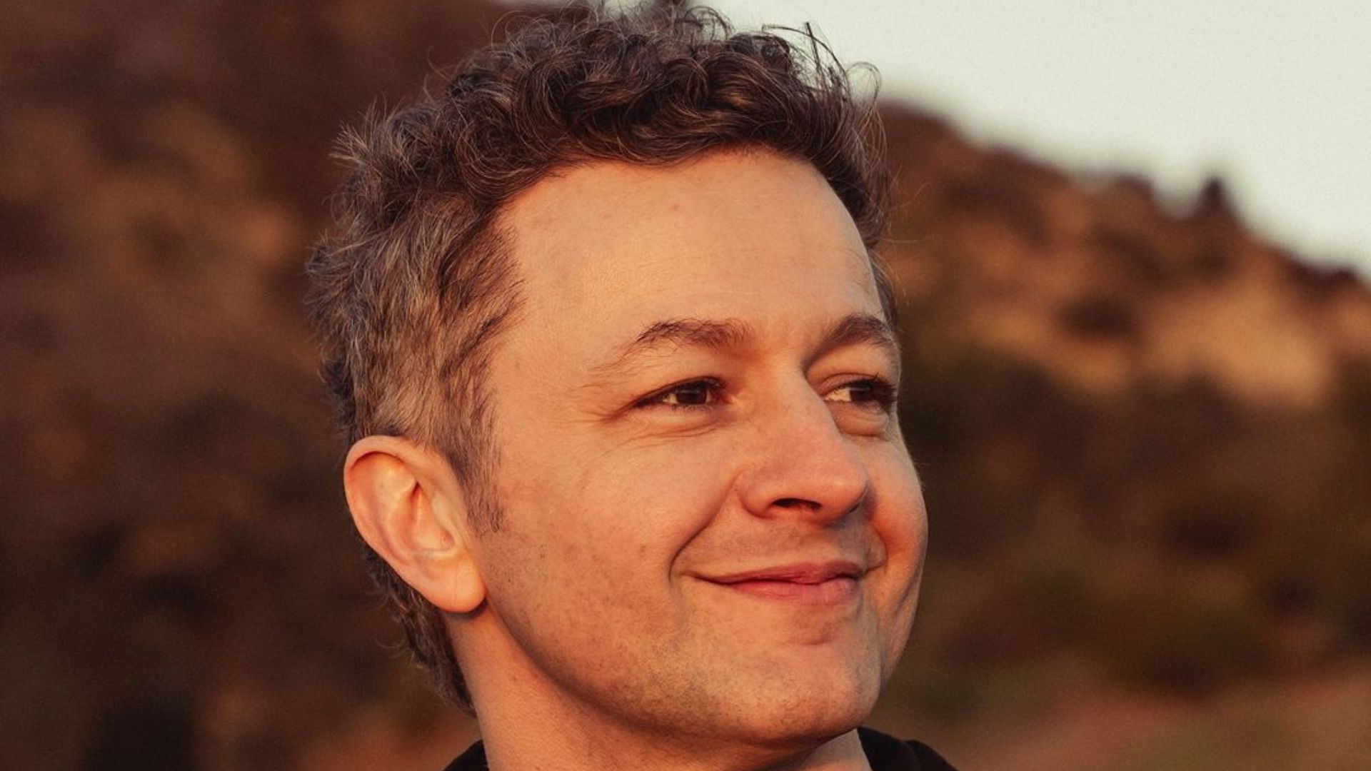 Homem posando para foto