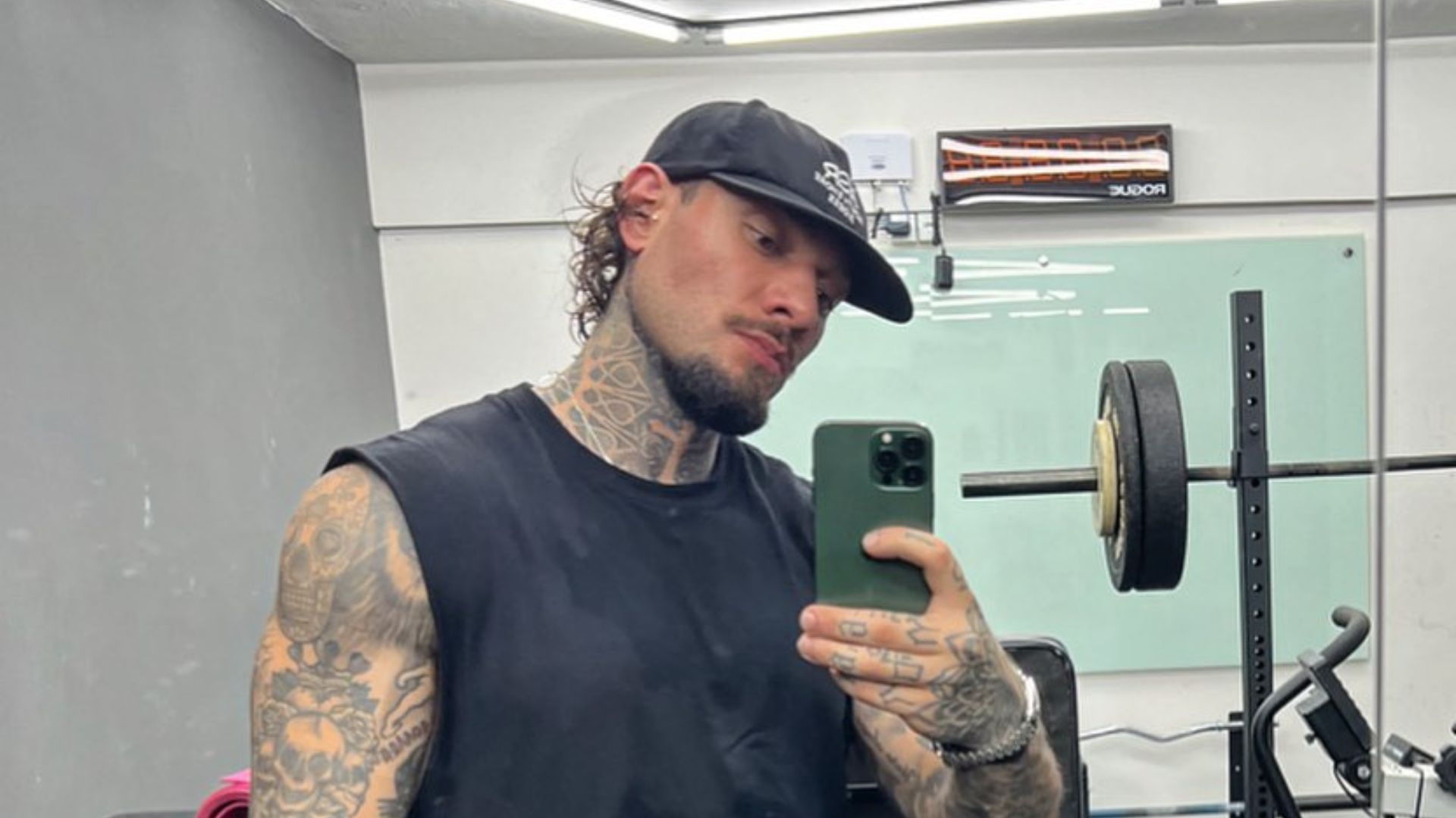 Homem posando para foto