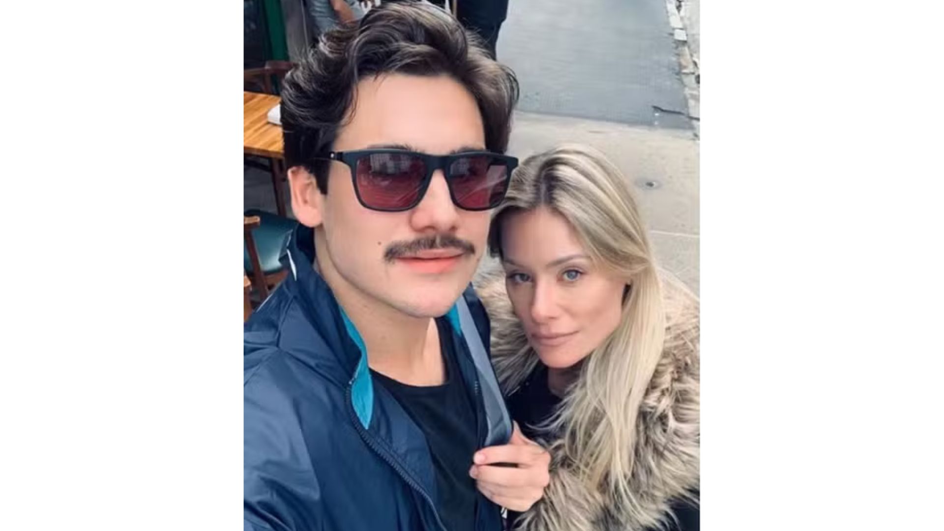 Nicolas Prattes ao lado da m&atilde;e