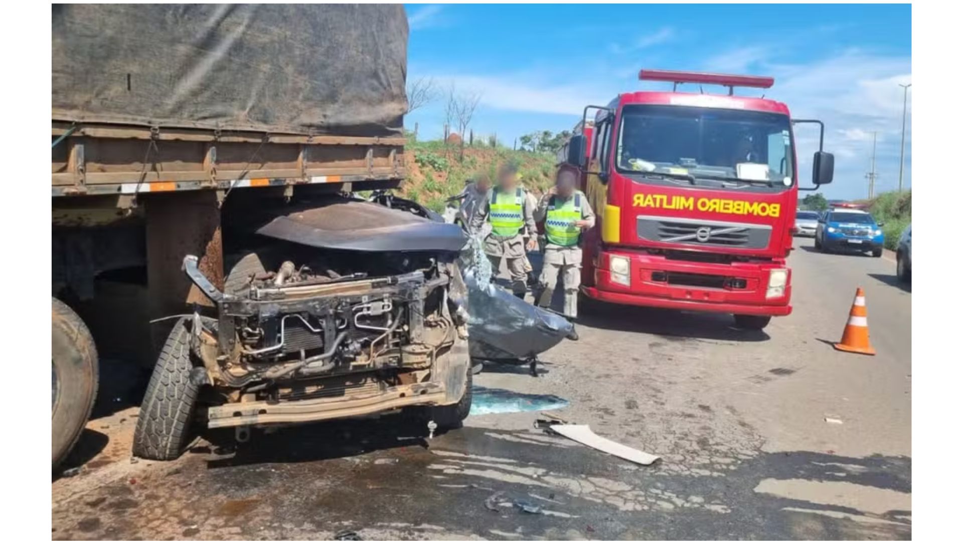 O carro bateu na traseira do caminh&atilde;o