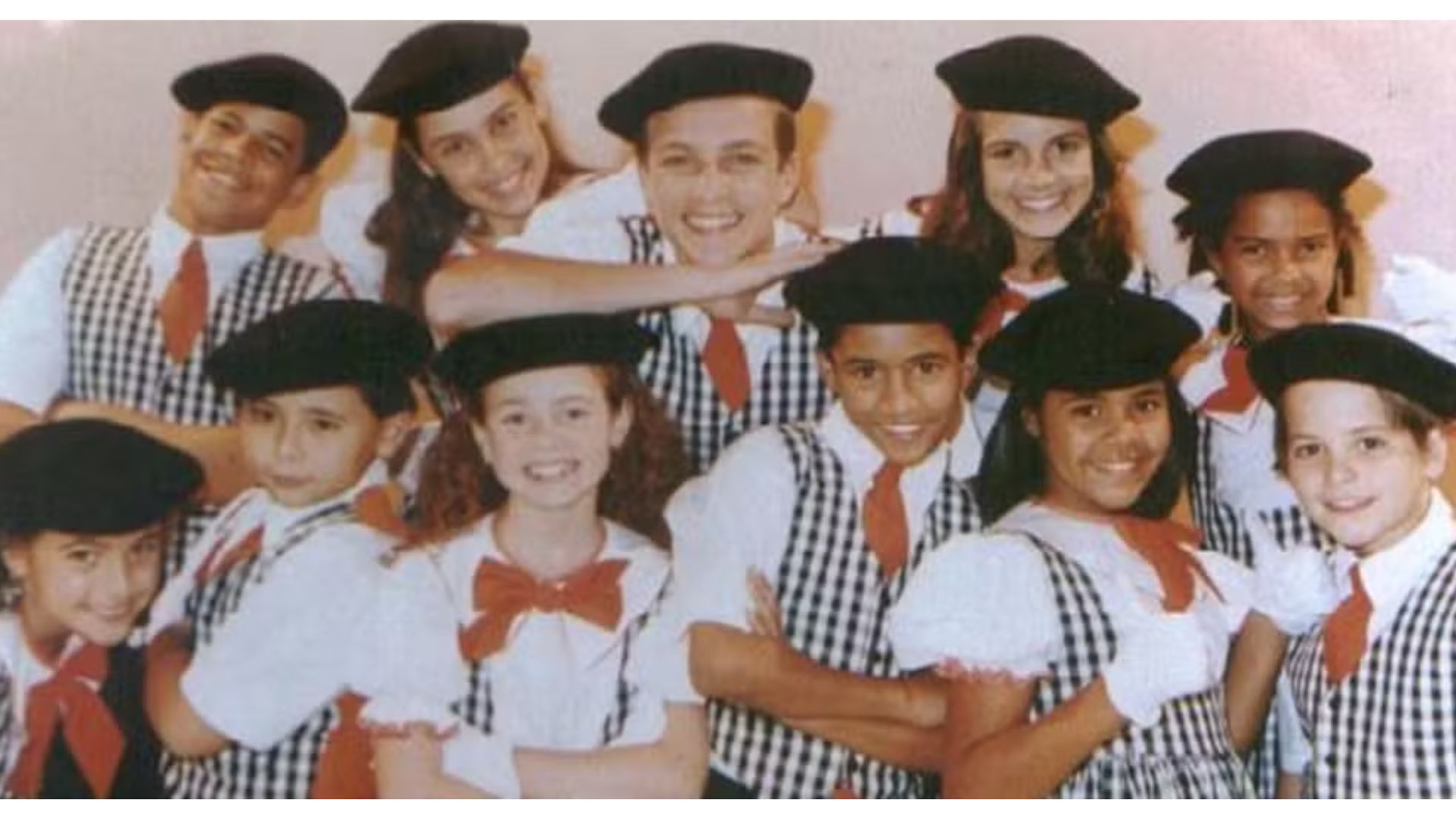 grupo de crian&ccedil;as