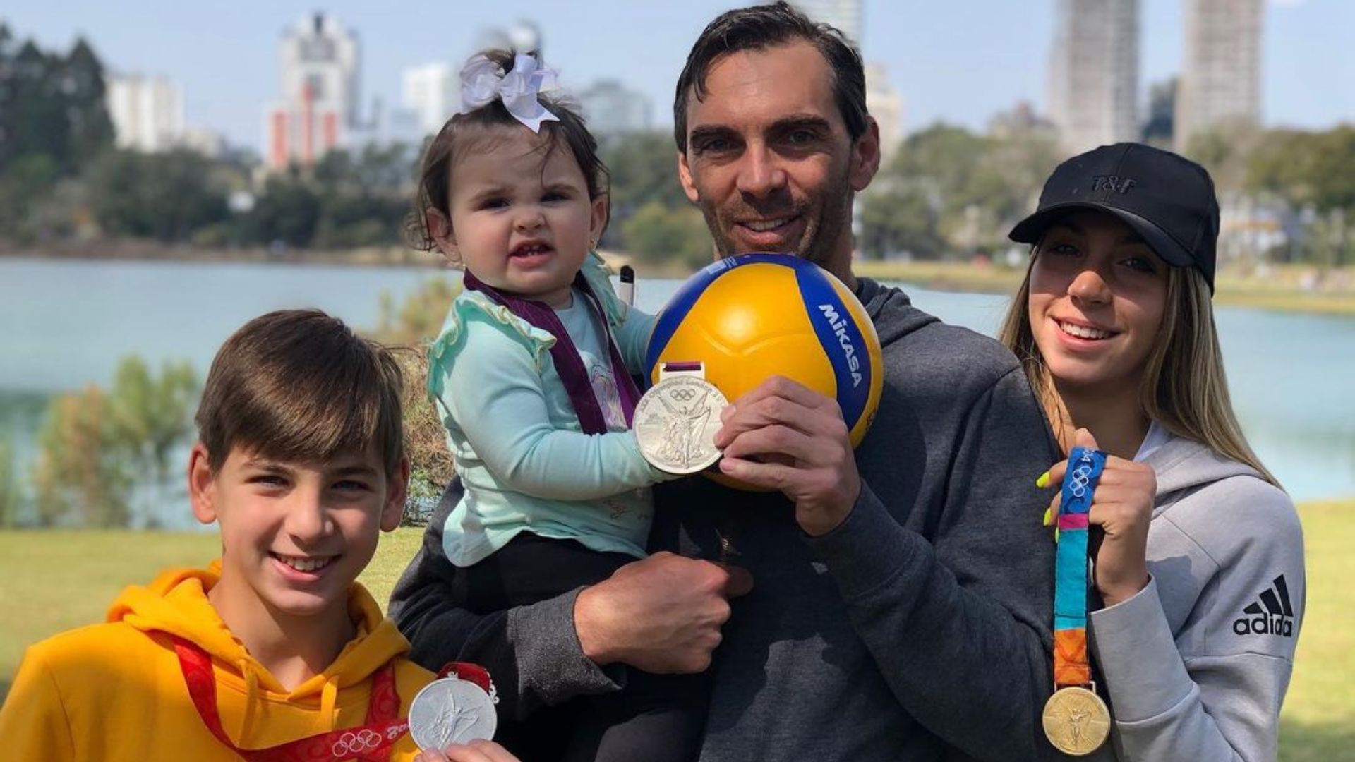 Fam&iacute;lia posando para foto 