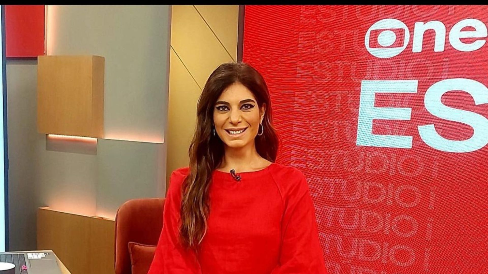 Mulher posando para foto