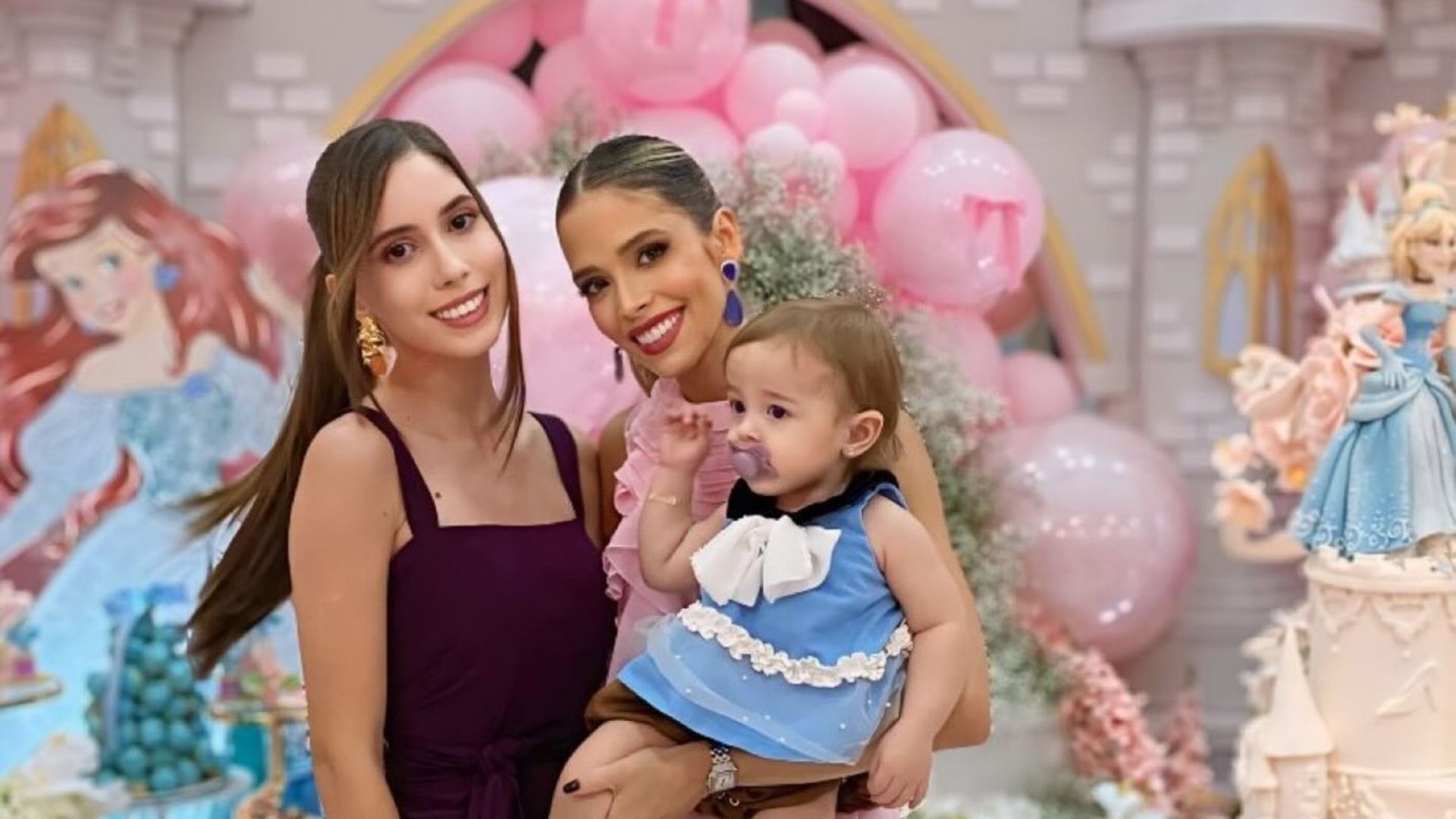 Fam&iacute;lia posando para foto 