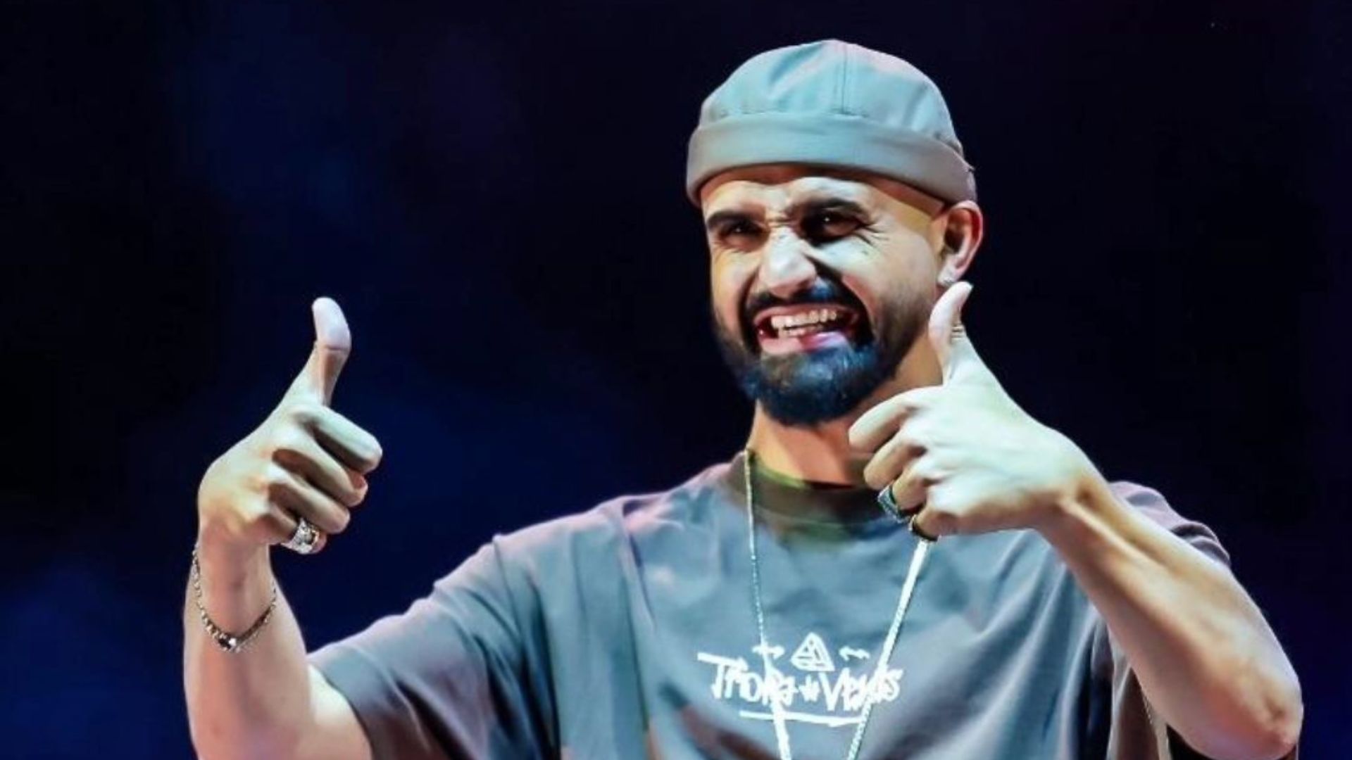 Homem posando para foto