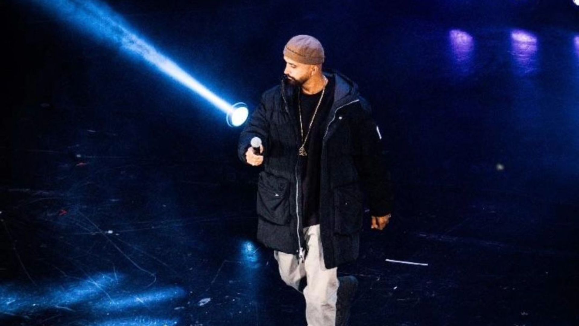 Homem posando para foto