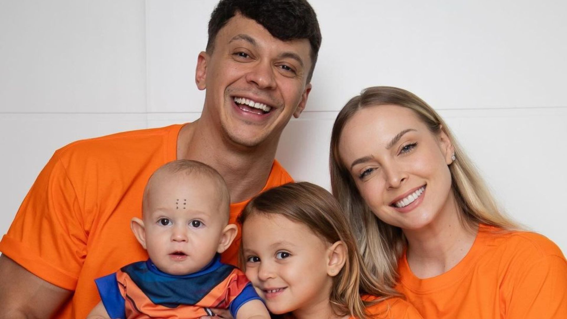 Fam&iacute;lia posando para foto 