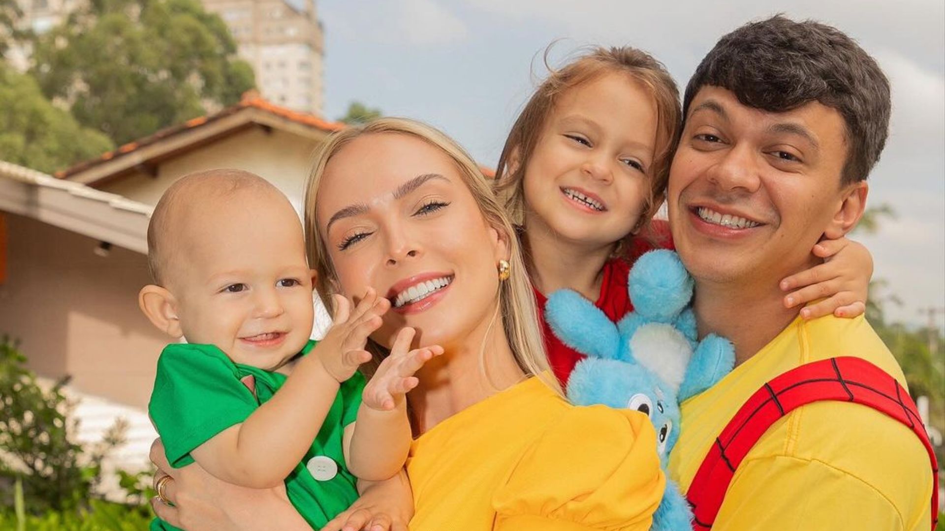 Fam&iacute;lia posando para foto 
