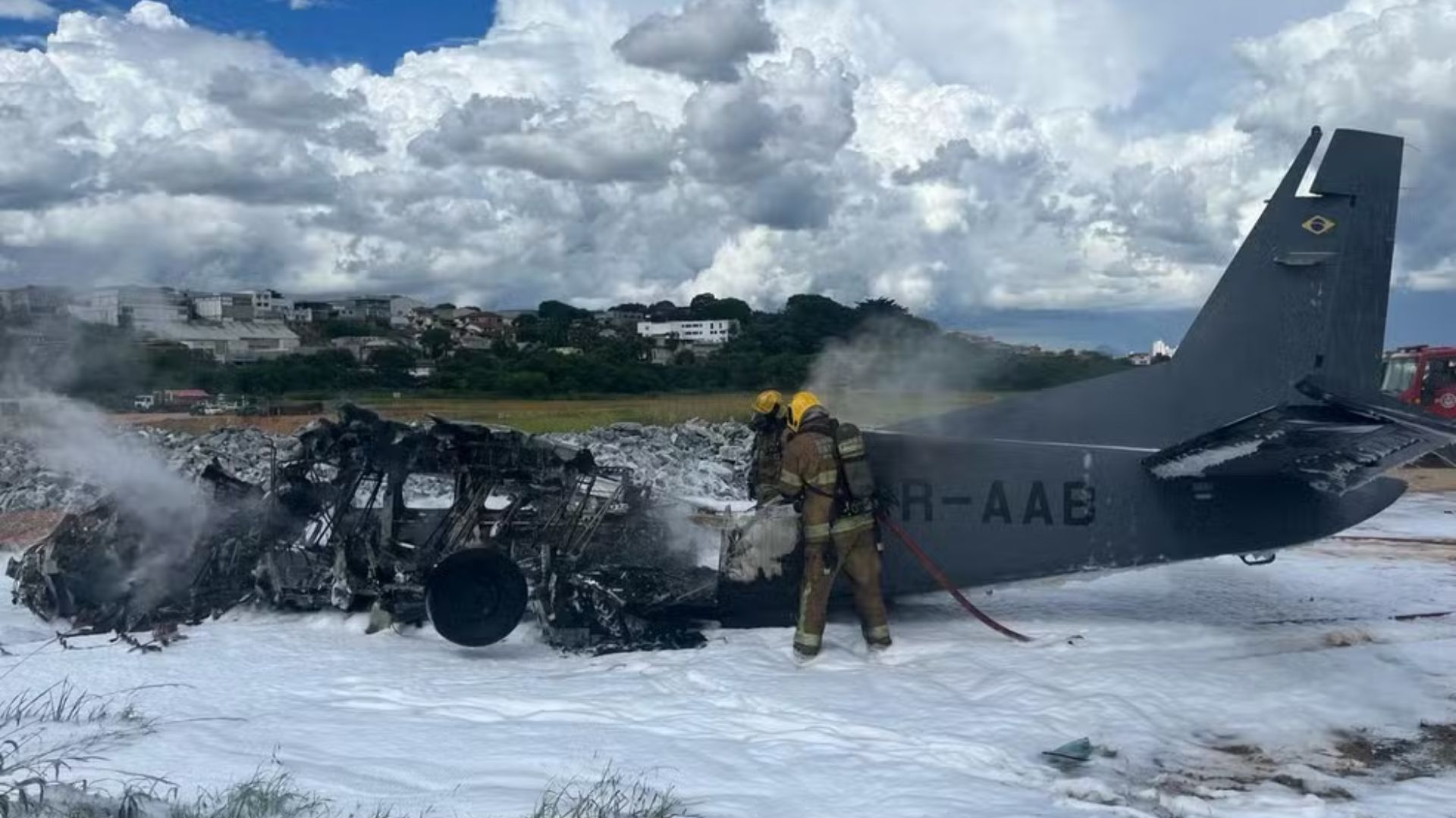 Avi&atilde;o de pequeno porte cai em BH