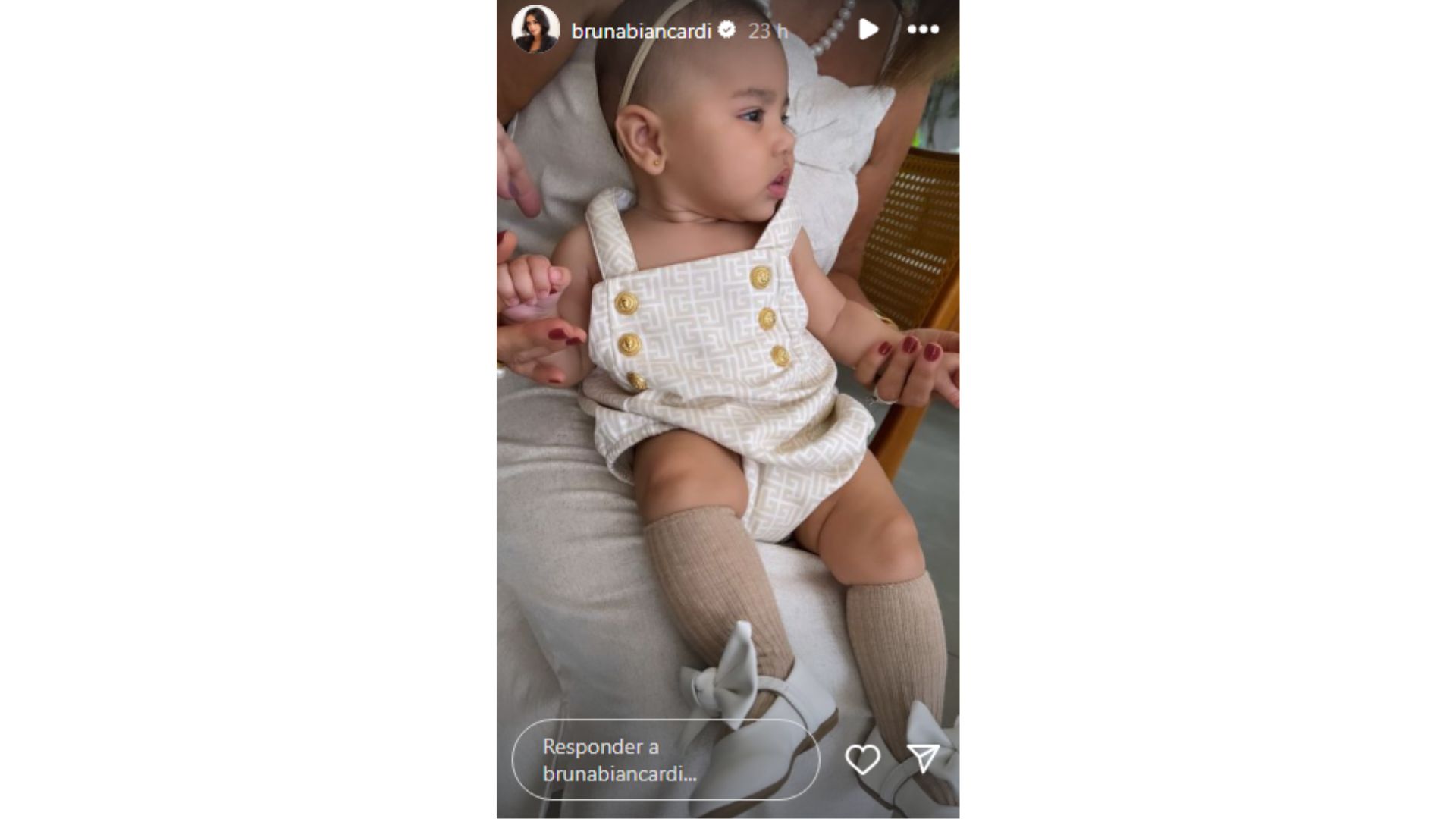 Mavie usou uma roupa de grife