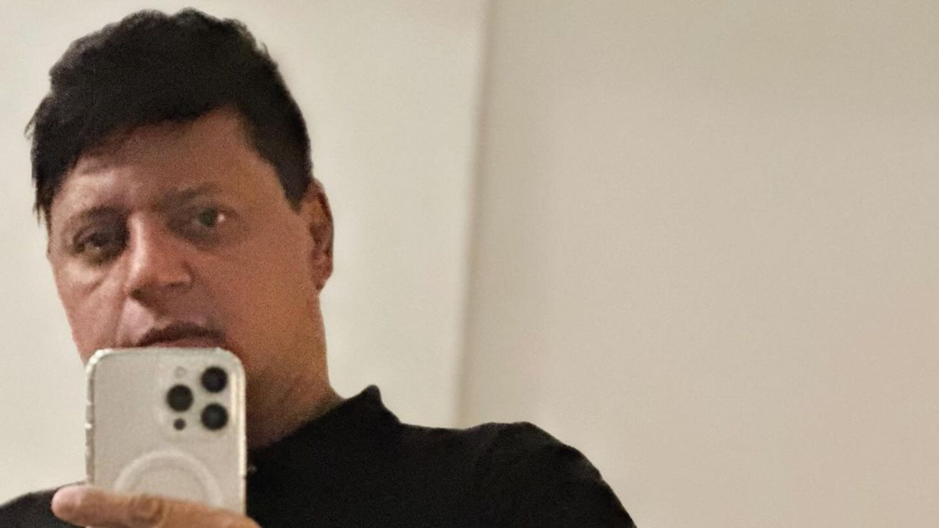 Homem posando para foto