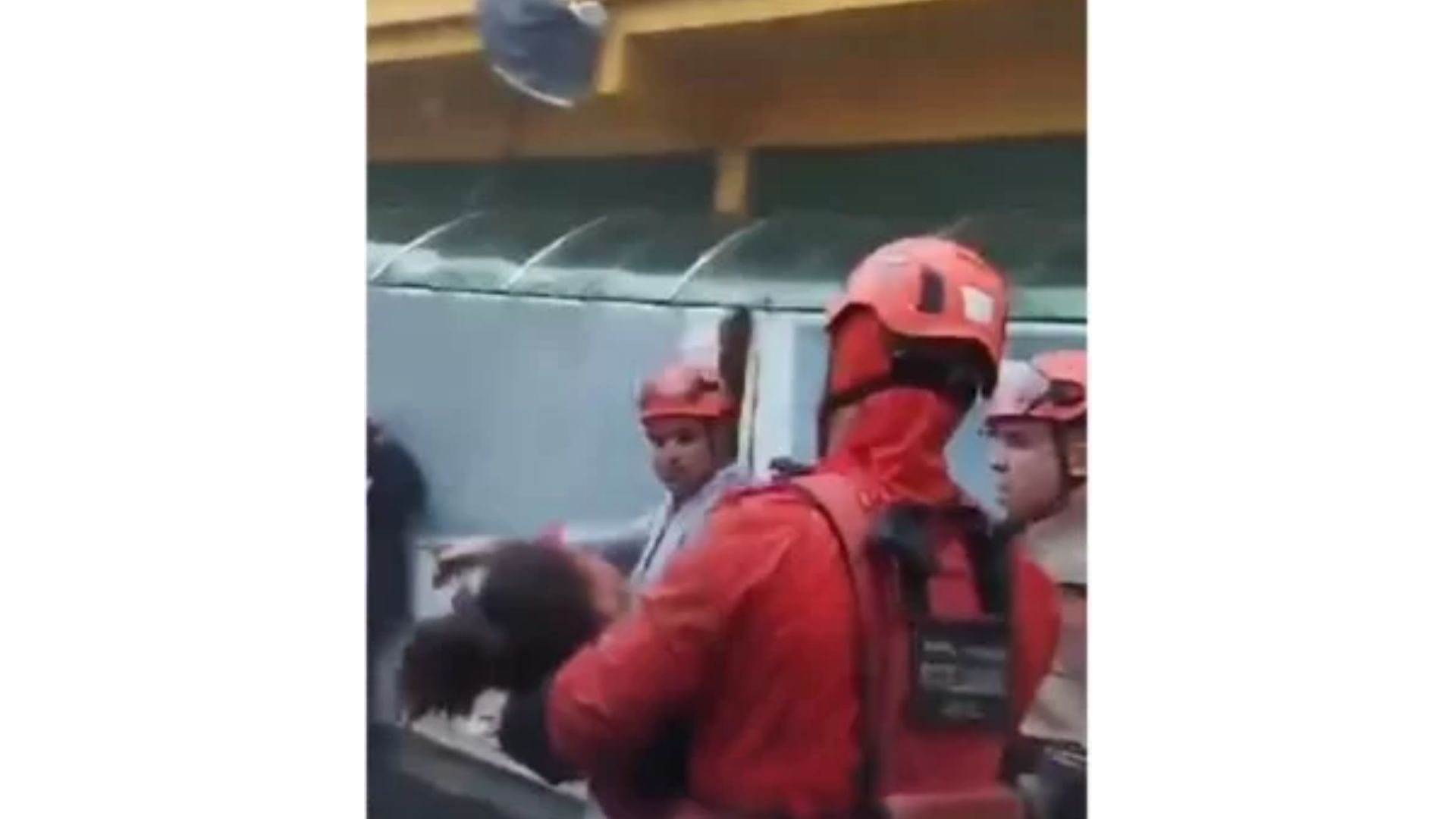 A menina foi salva pelo Corpo de Bombeiros