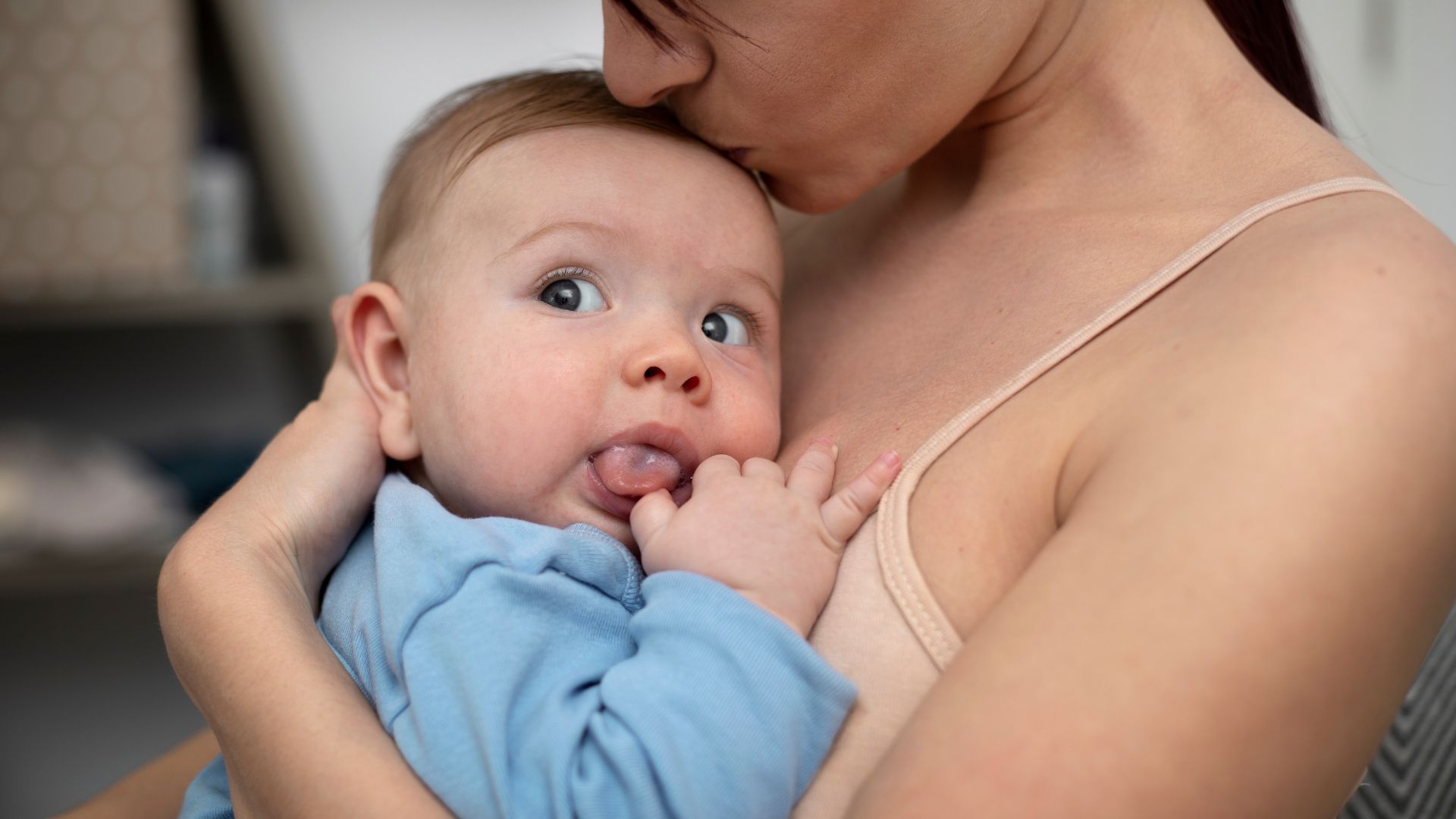 m&atilde;e com beb&ecirc; no colo