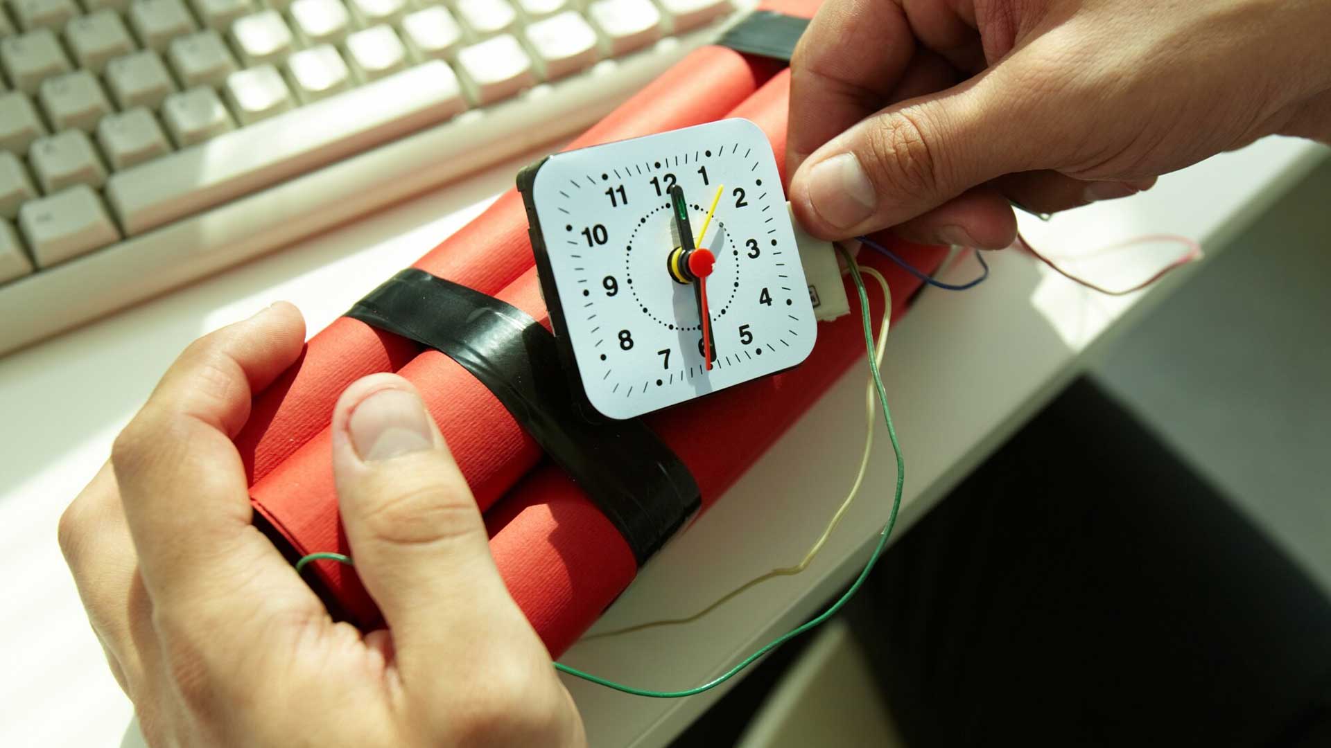 Homem segurando uma dinamite e desconectando os fios