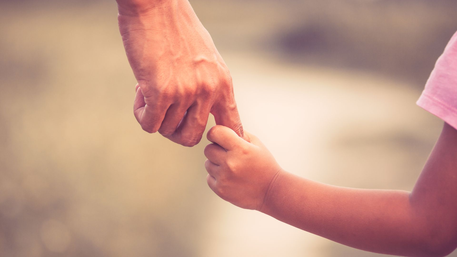M&atilde;os dadas m&atilde;e e filha
