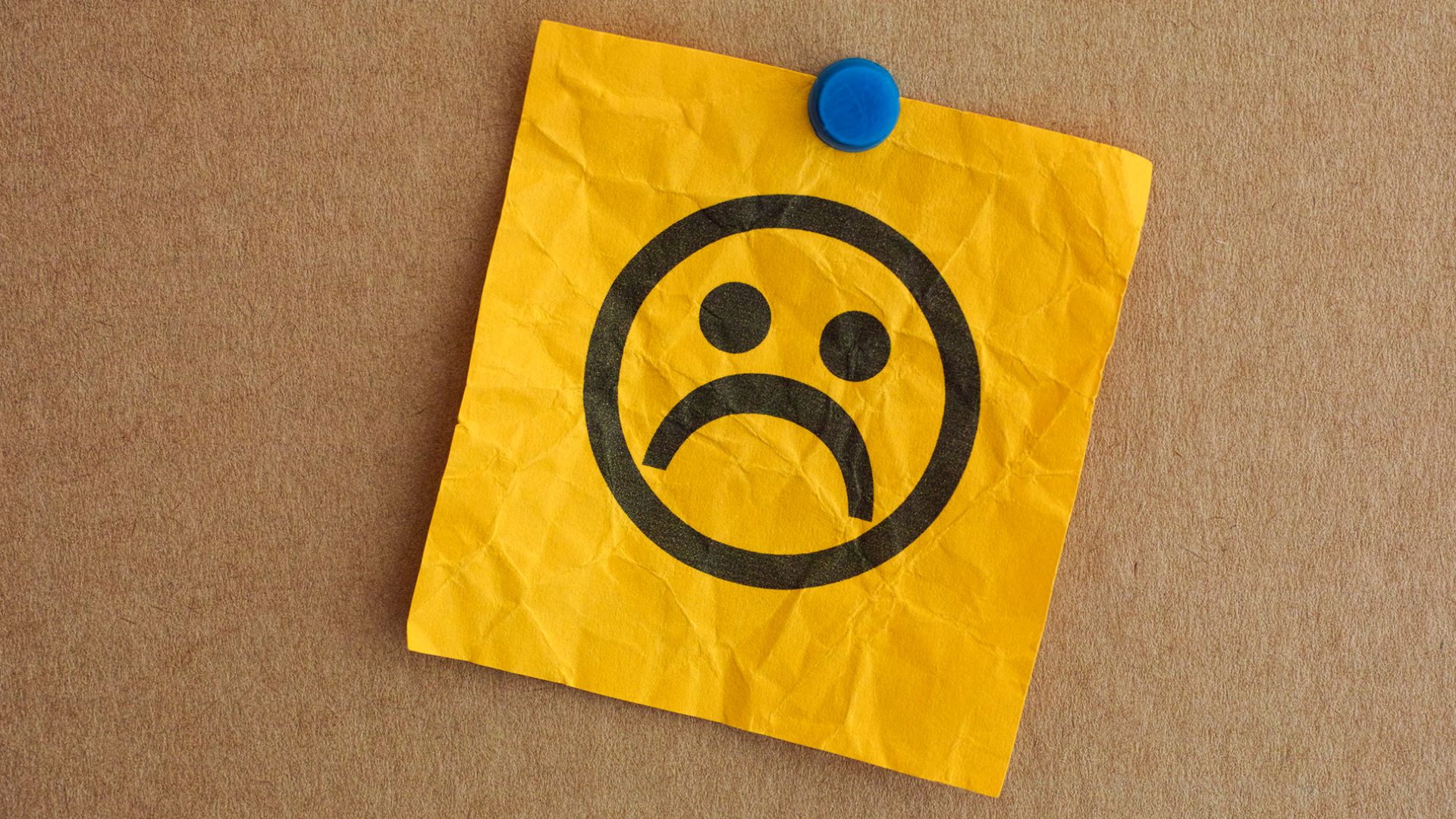 papel com desenho de rosto triste