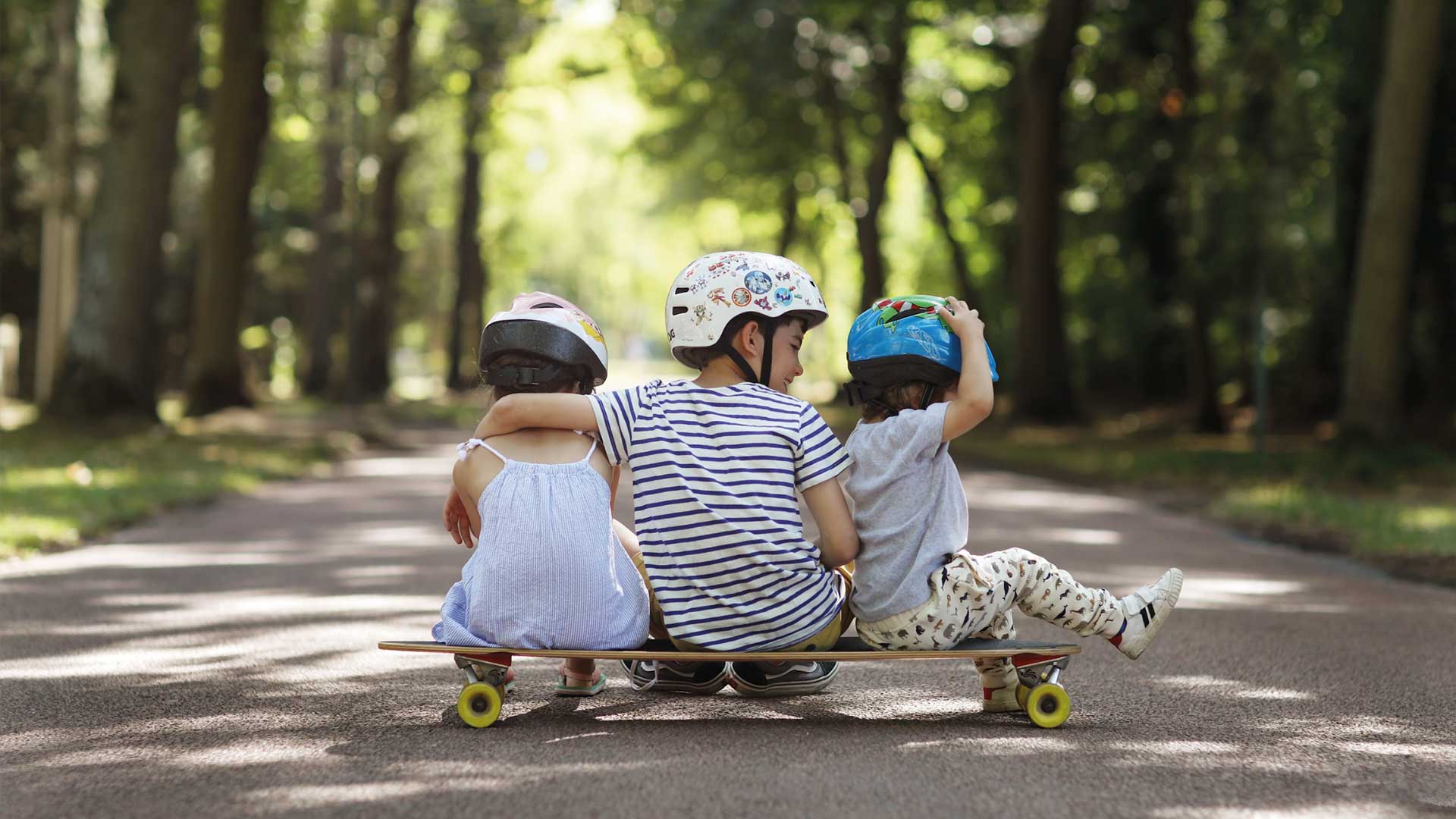 crian&ccedil;as brincando de skate