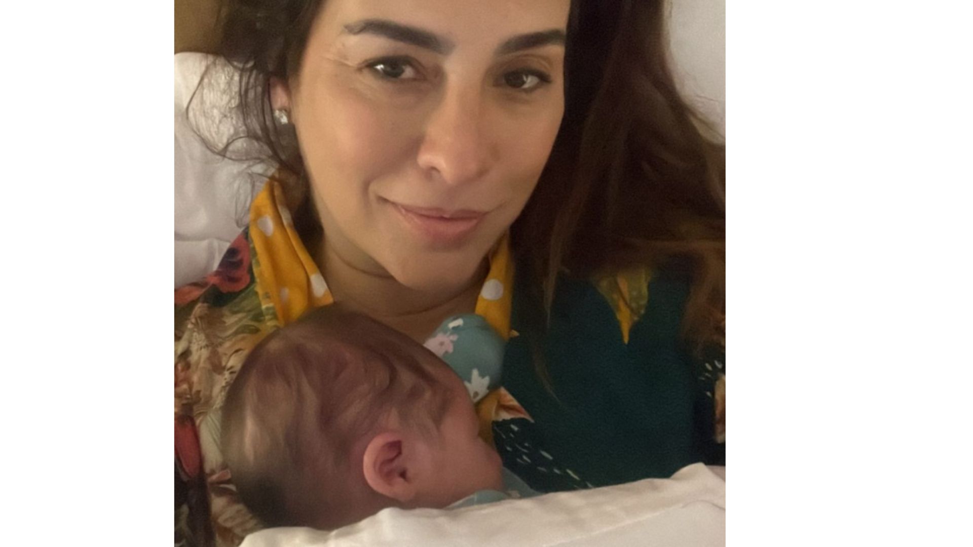 M&atilde;e e filha deitadas 