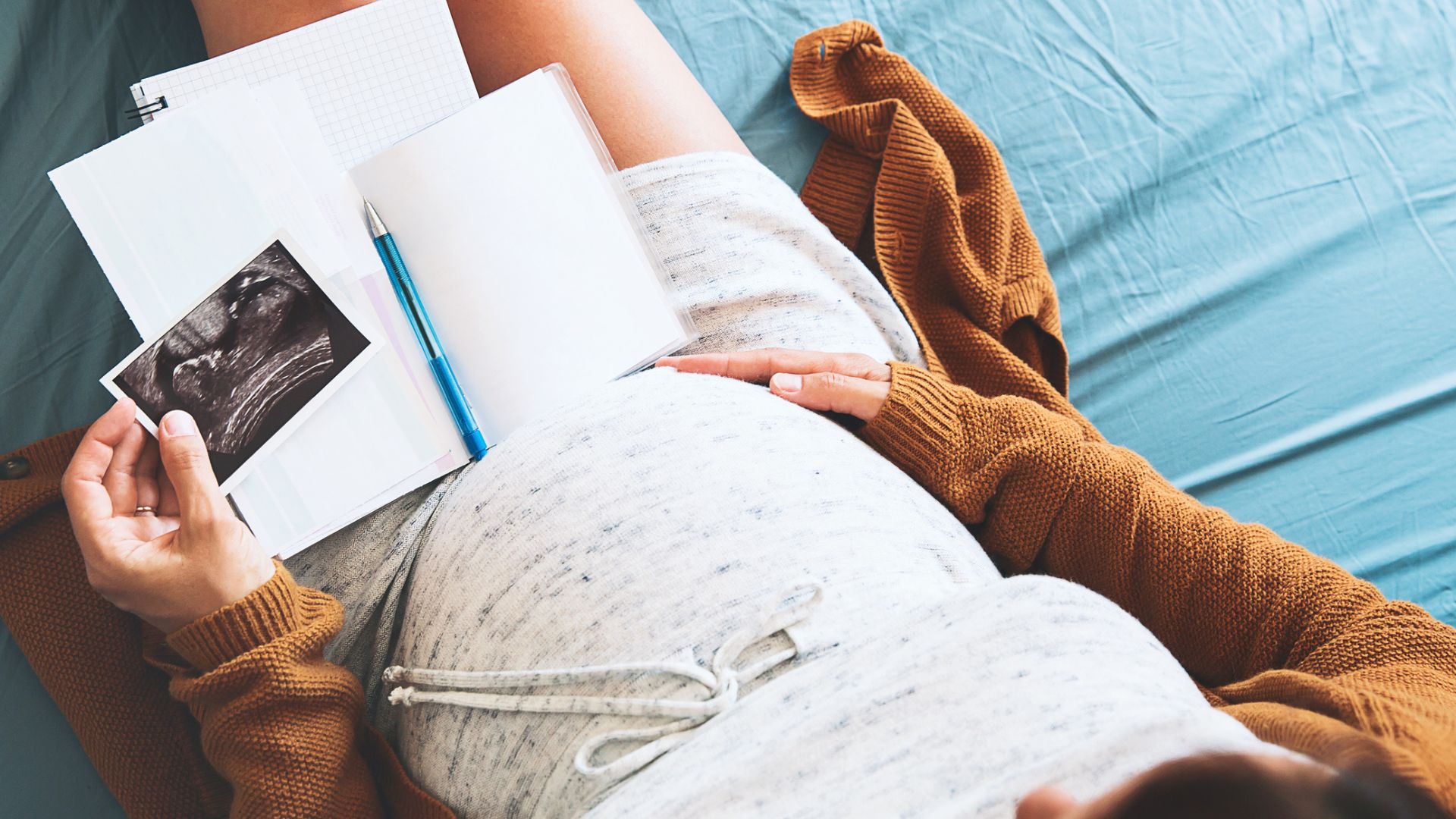 Gr&aacute;vida com ultrassom