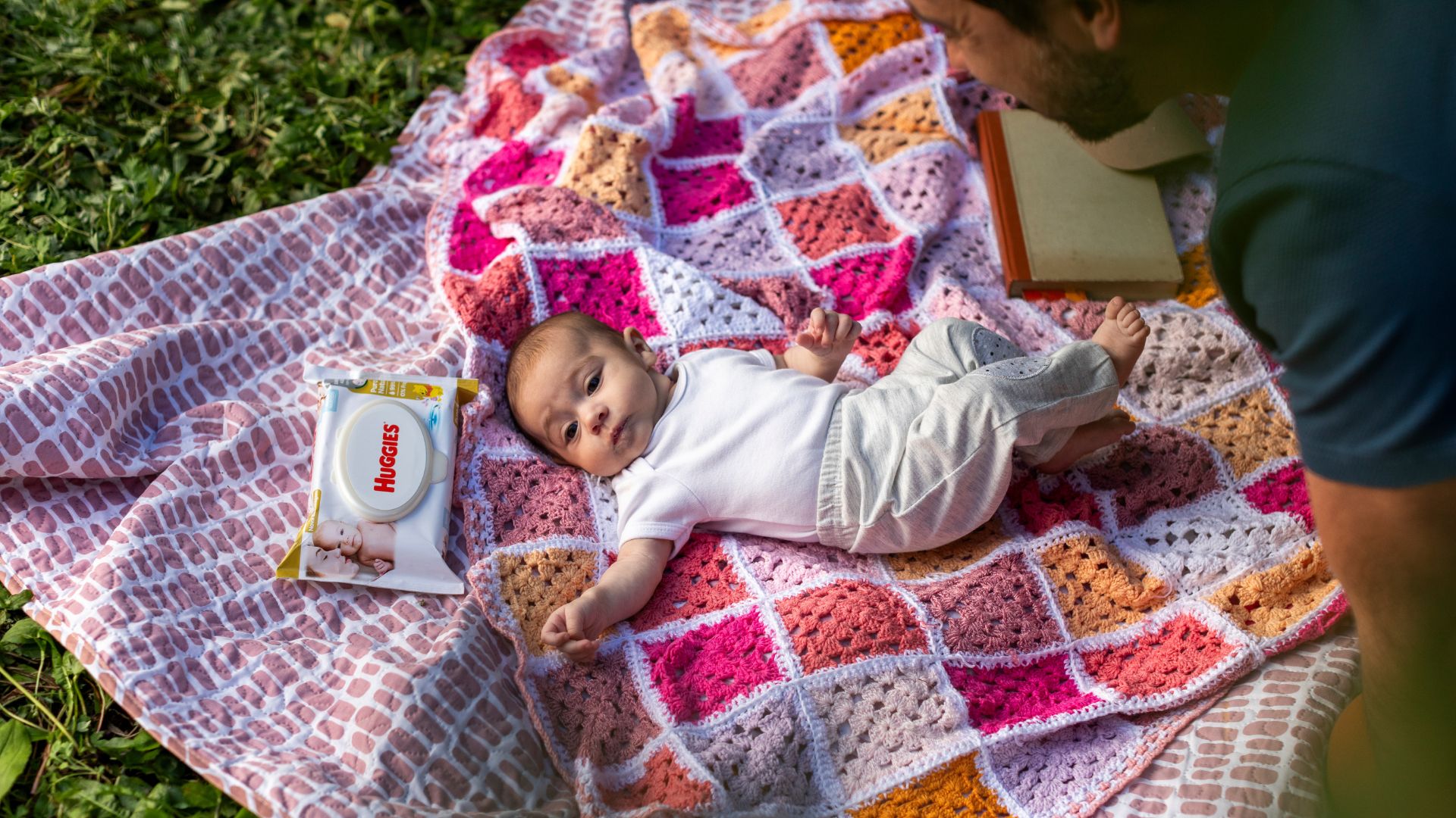 Beb&ecirc; com len&ccedil;o umedecido