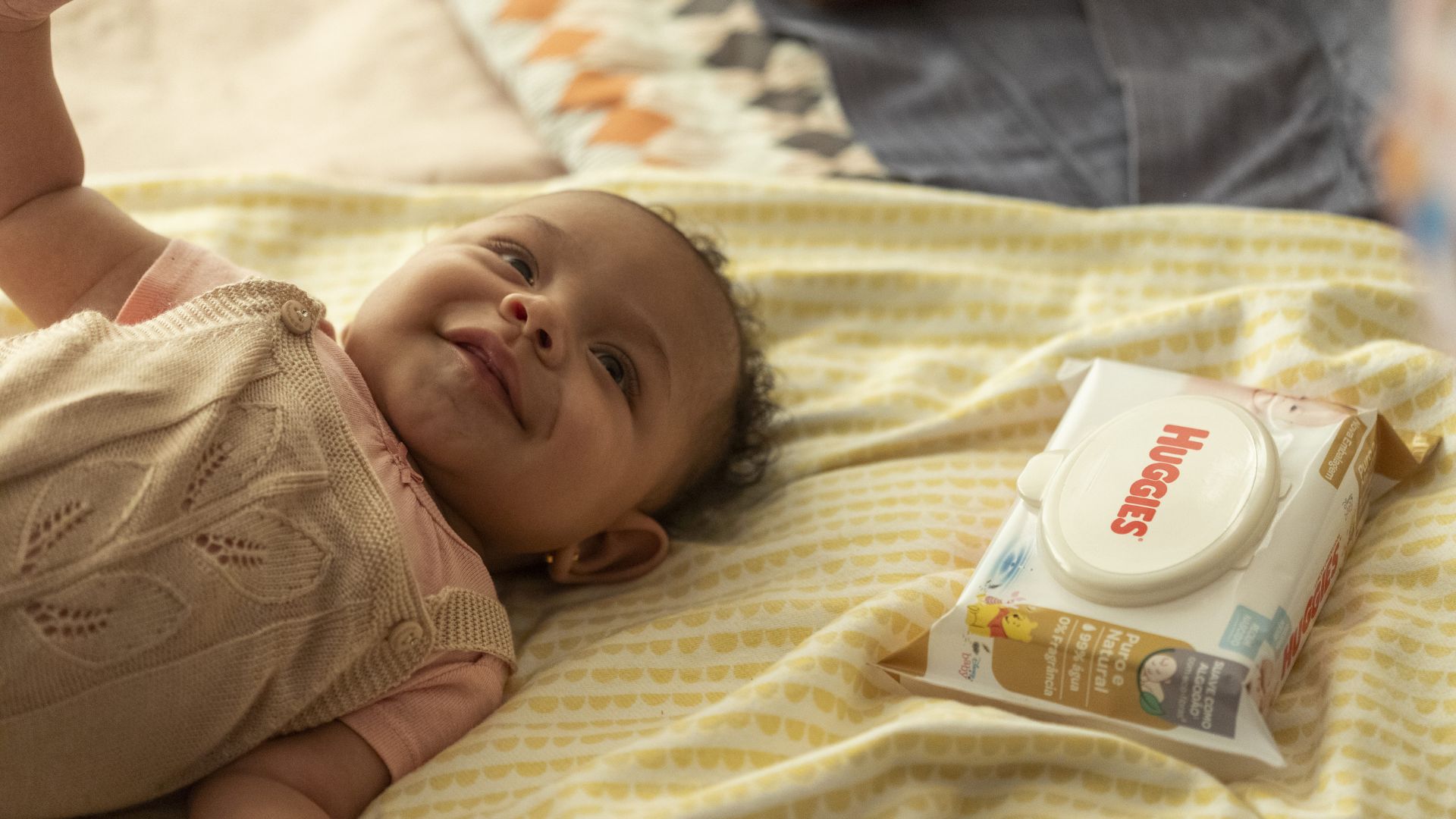 Beb&ecirc; com len&ccedil;o umedecido