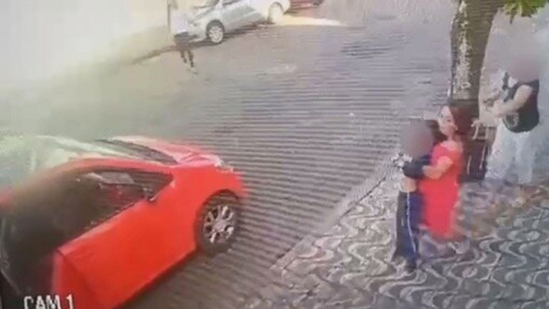 Imagens que mostram mulher carregando crian&ccedil;a