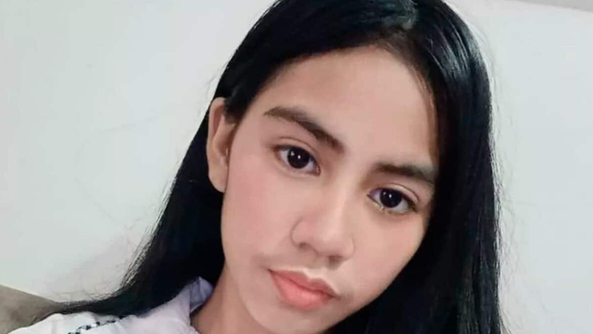 Menina pousando para foto