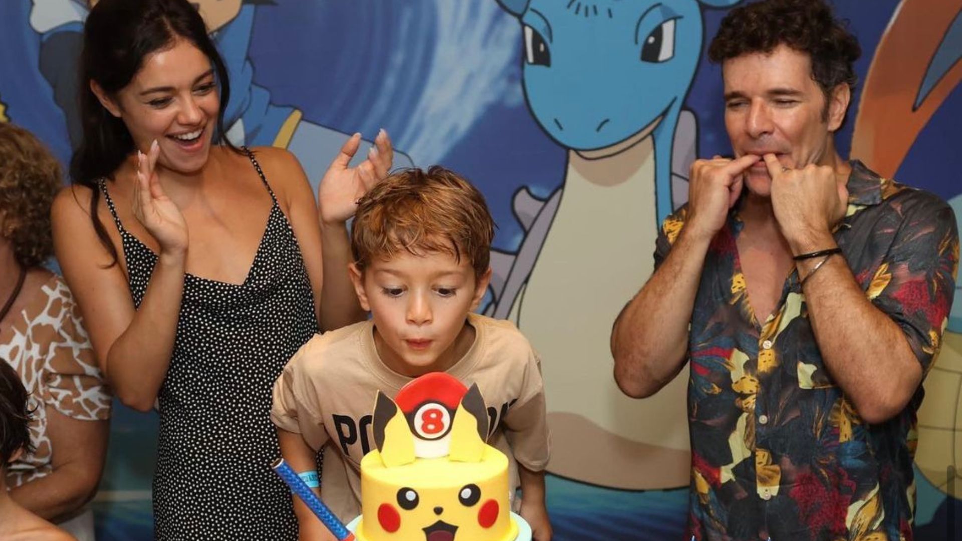 Fam&iacute;lia cantando parab&eacute;ns