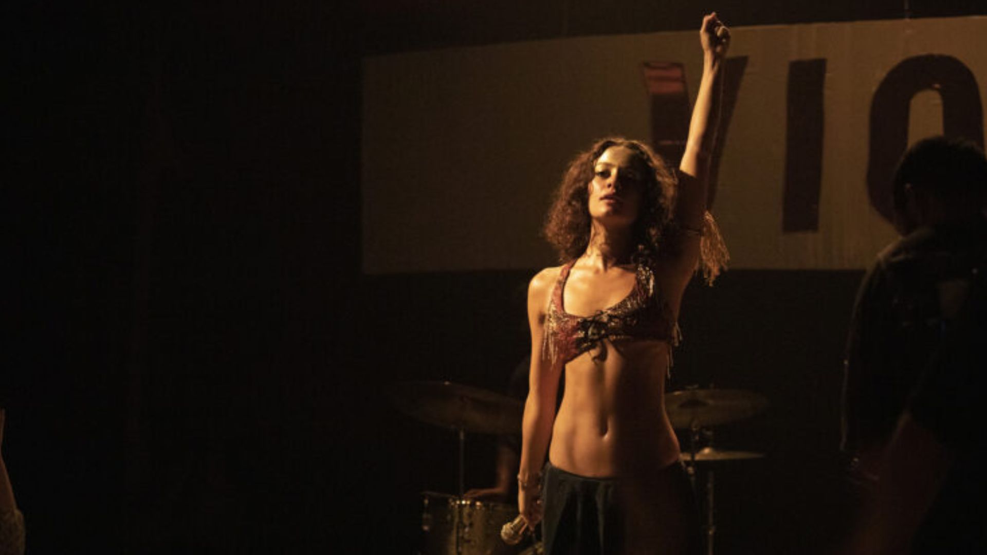 Mulher se apresentando em show