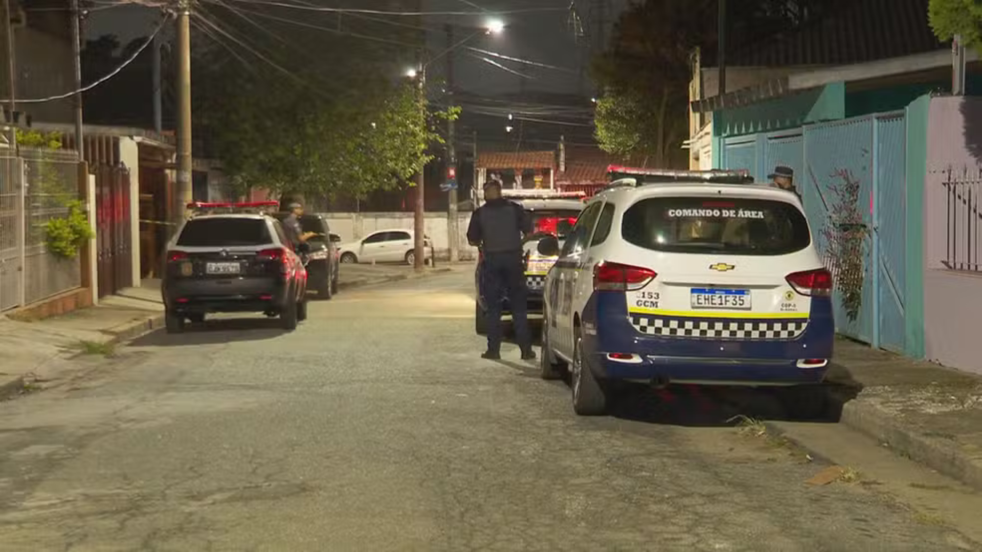 Carro de pol&iacute;cia na rua