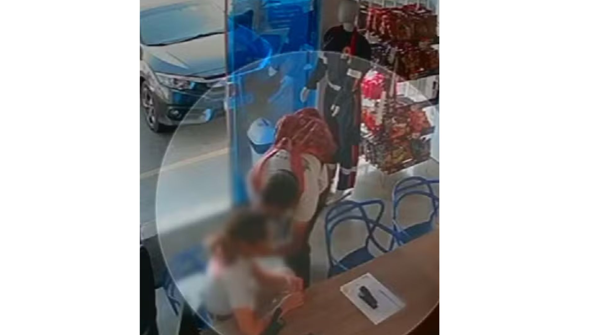 Adolescente sendo beijada a for&ccedil;a