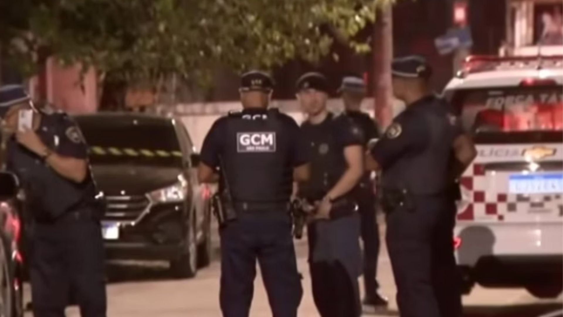 Policiais investigam o caso