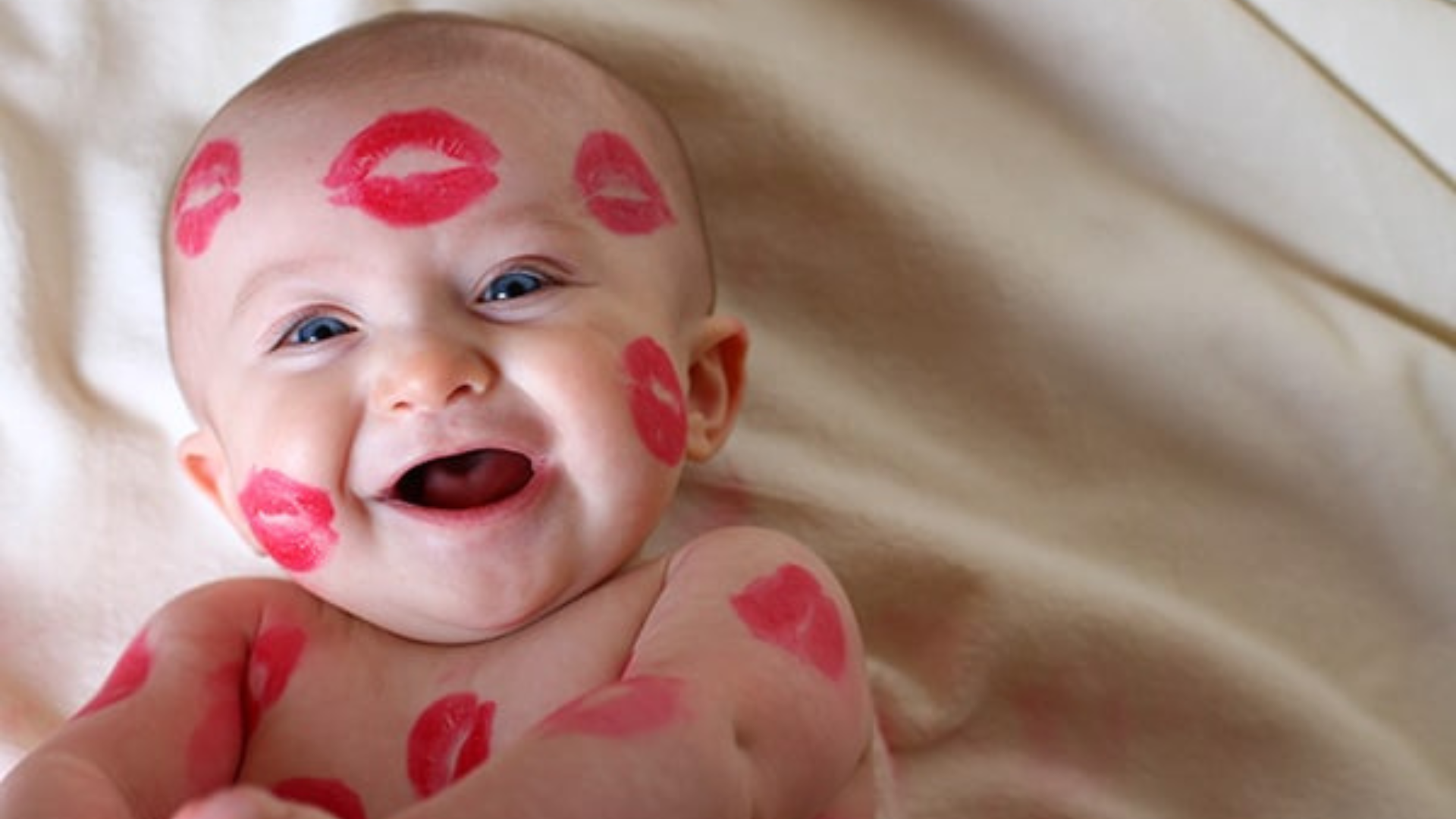 Beb&ecirc; marcado com batom