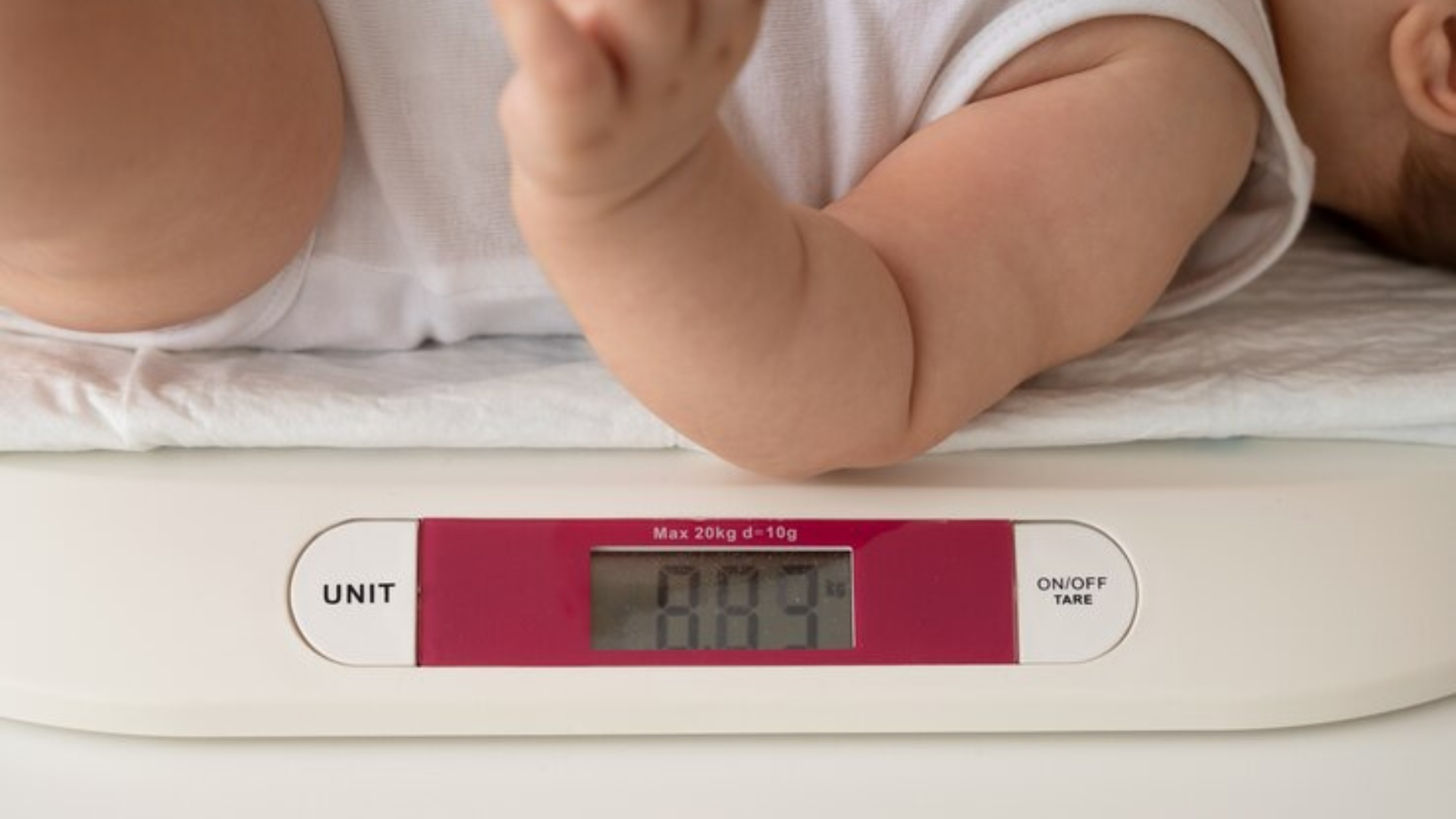 Beb&ecirc; sendo pesado