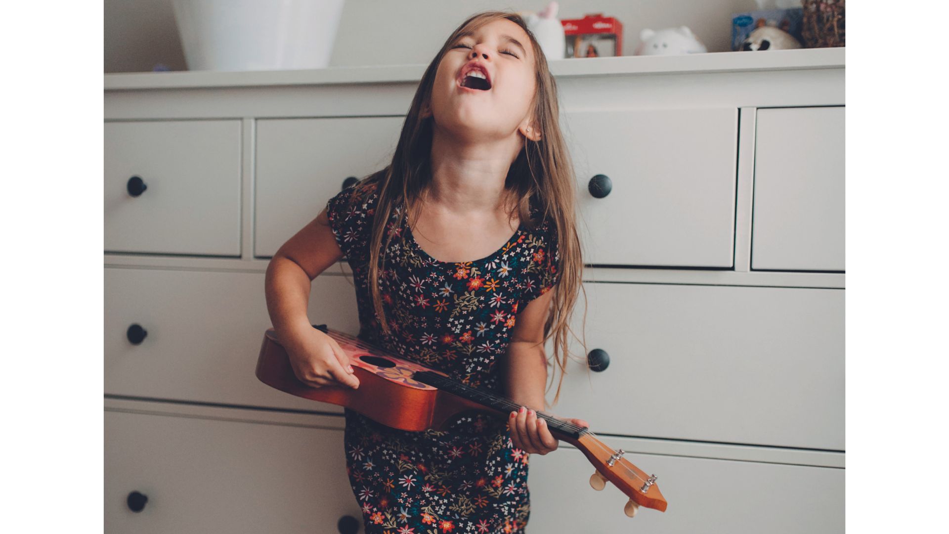 Crian&ccedil;a tocando viol&atilde;o