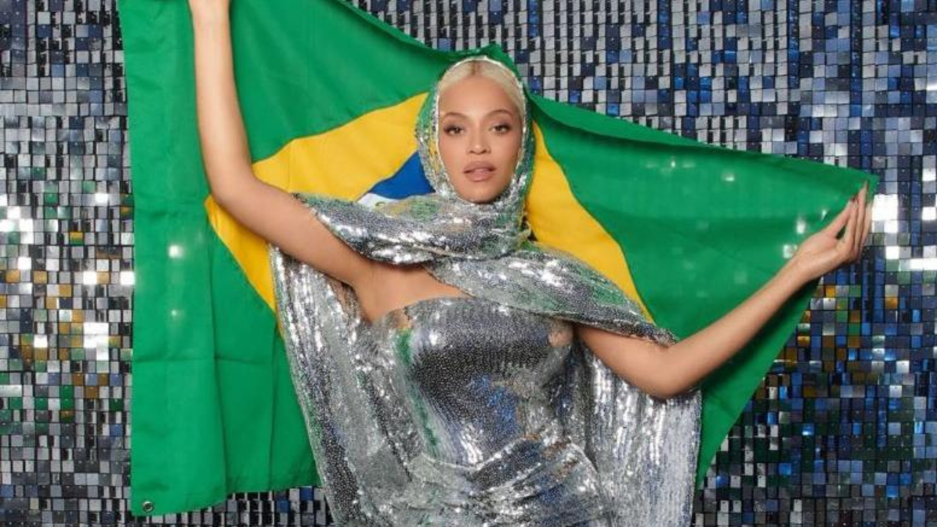 Beyonc&eacute; com a bandeira do Brasil