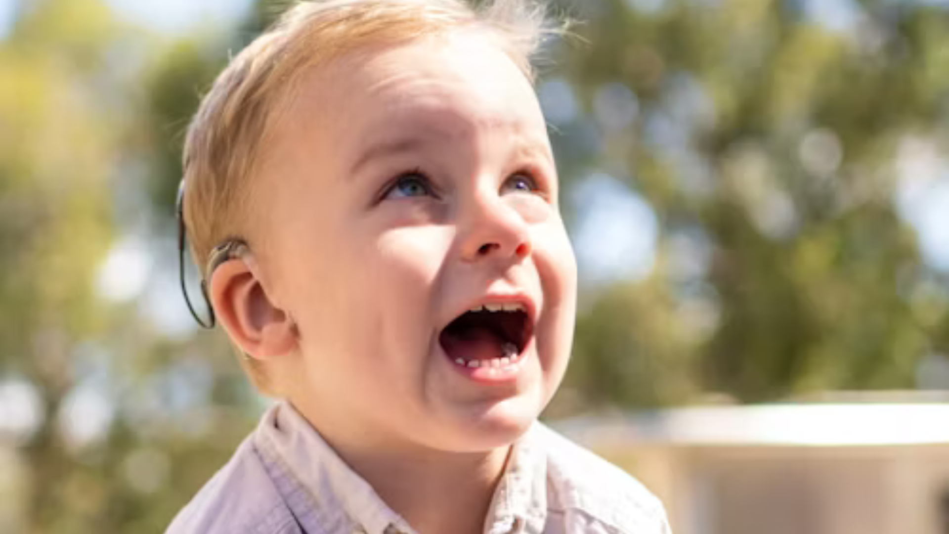 Crian&ccedil;a usando aparelho auditivo