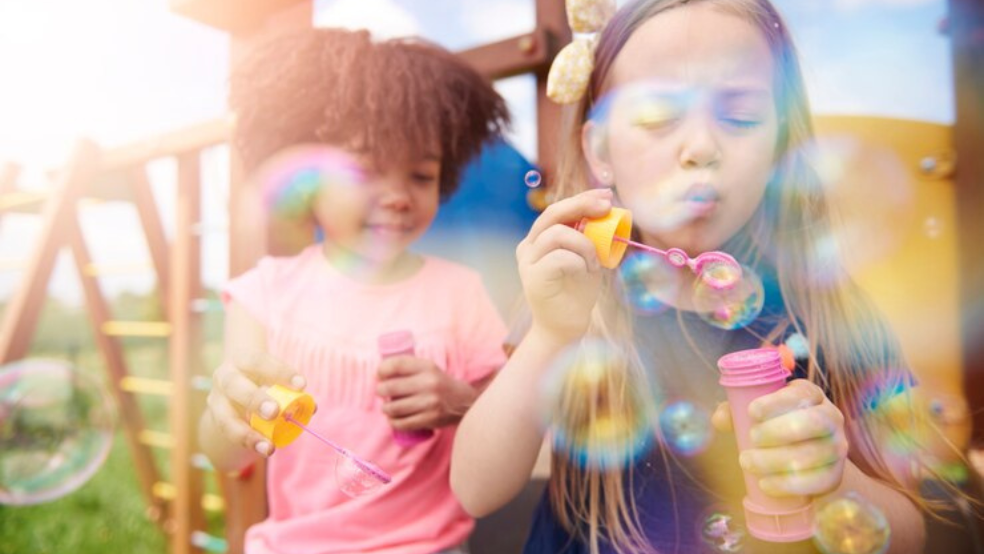 Crian&ccedil;a brincando com bolha de sab&atilde;o