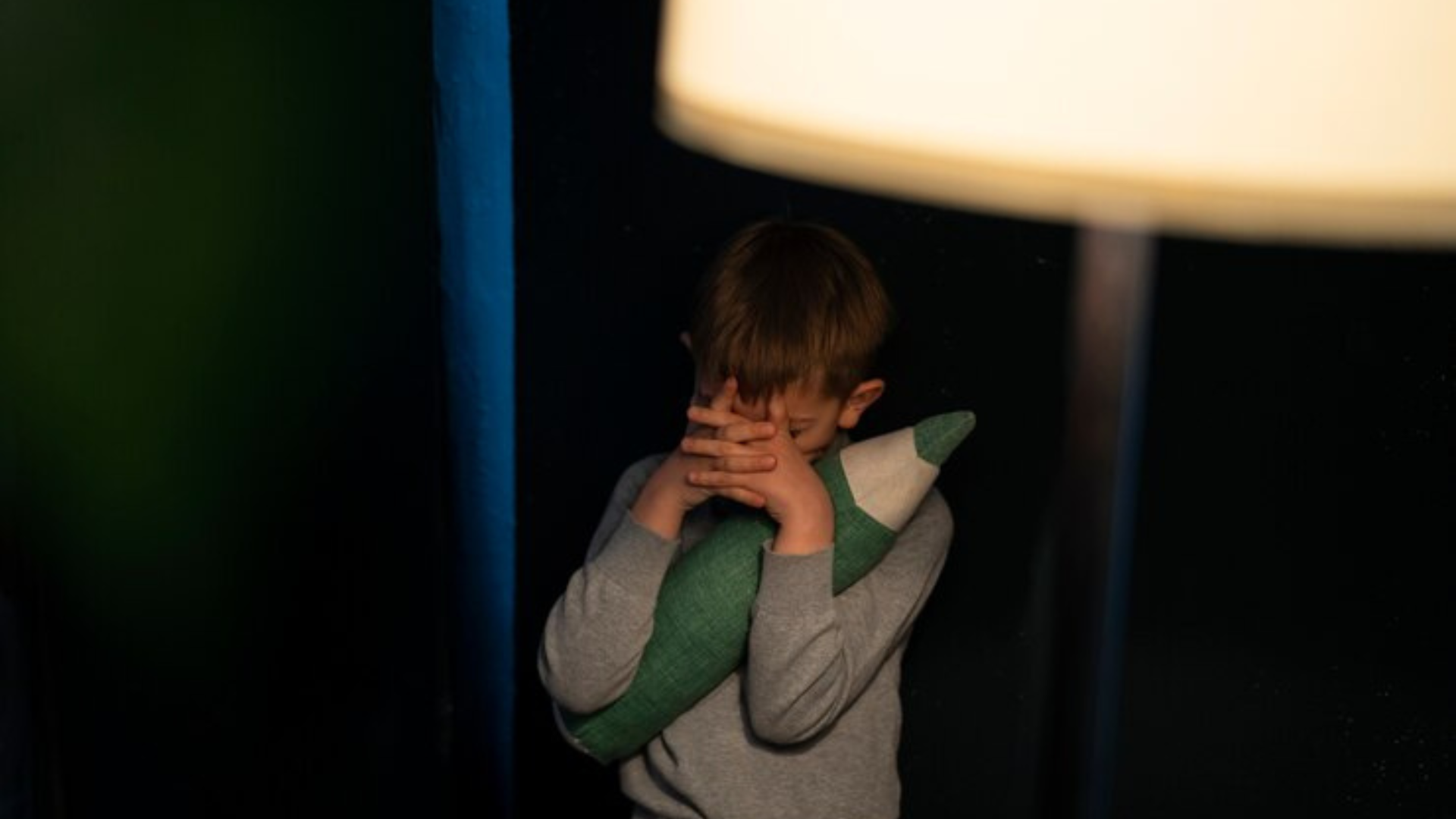 Crian&ccedil;a com os olhos tampados 