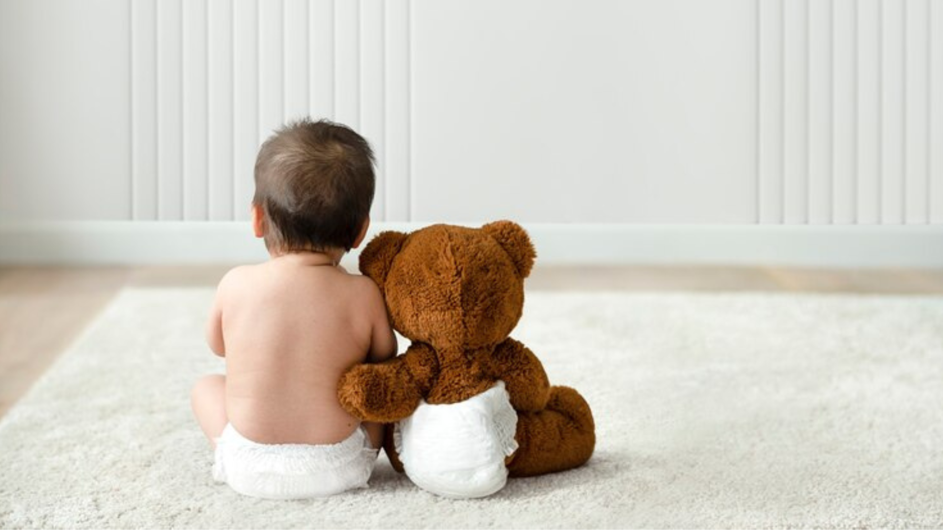 Crian&ccedil;a e urso de pel&uacute;cia