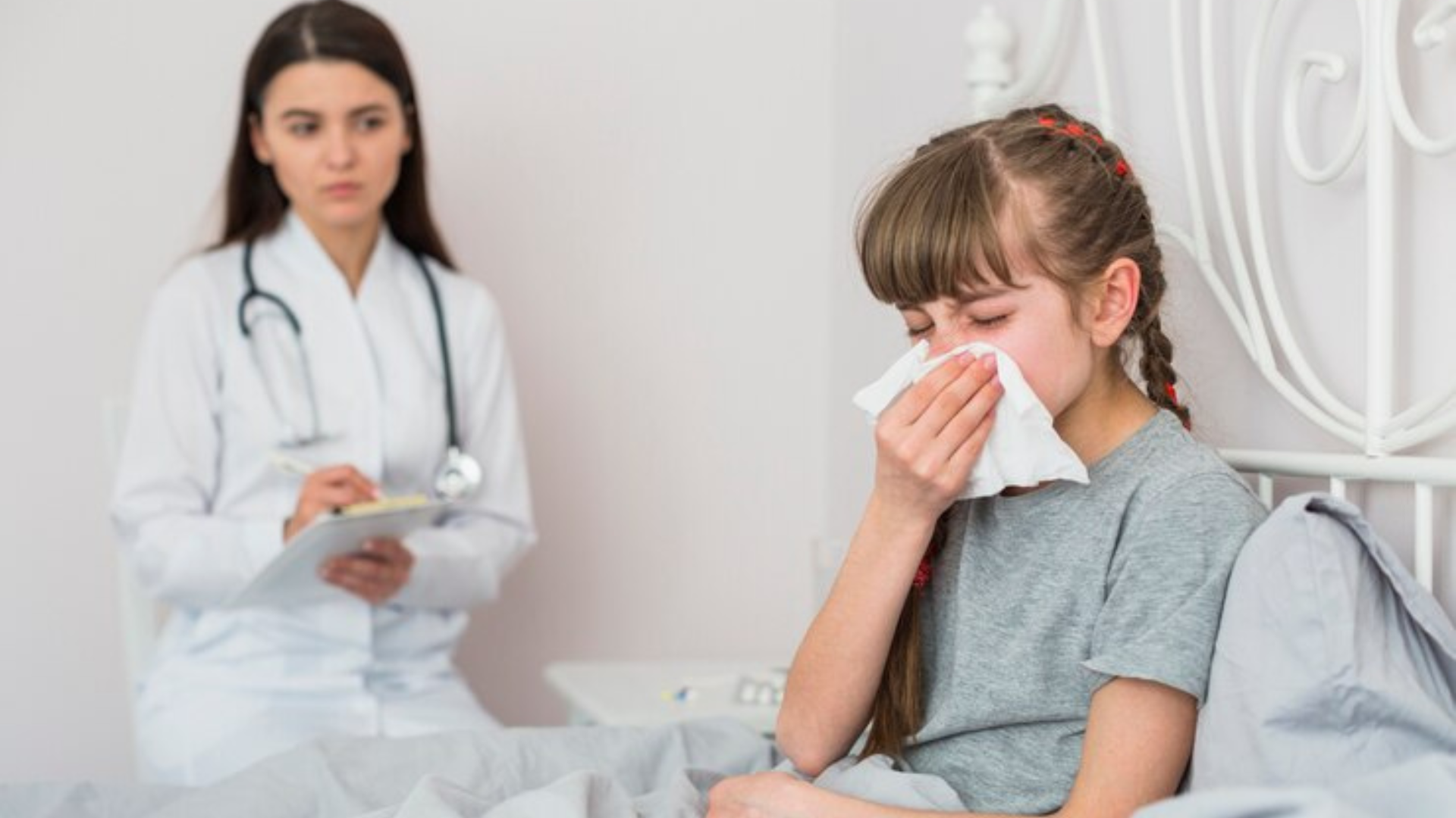 M&eacute;dica observando paciente