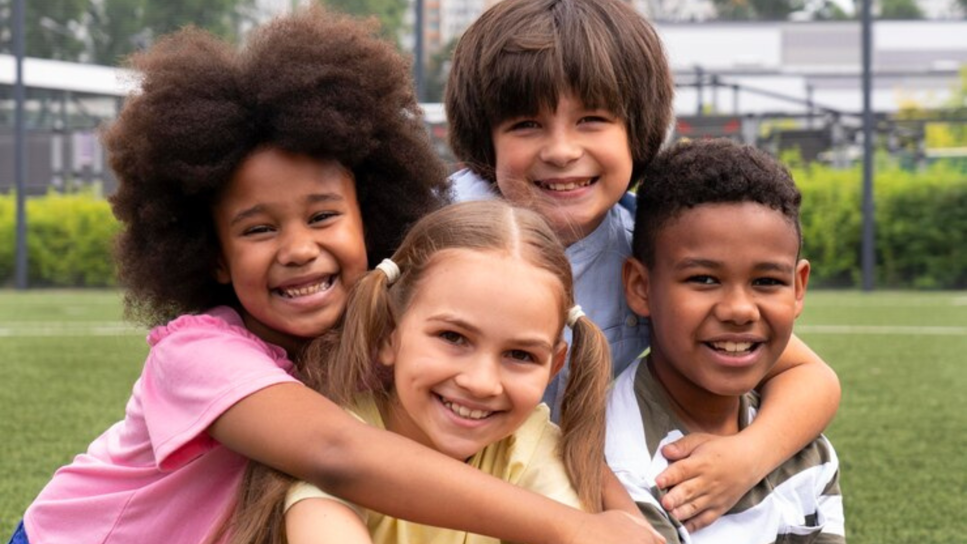 Crian&ccedil;as abra&ccedil;adas